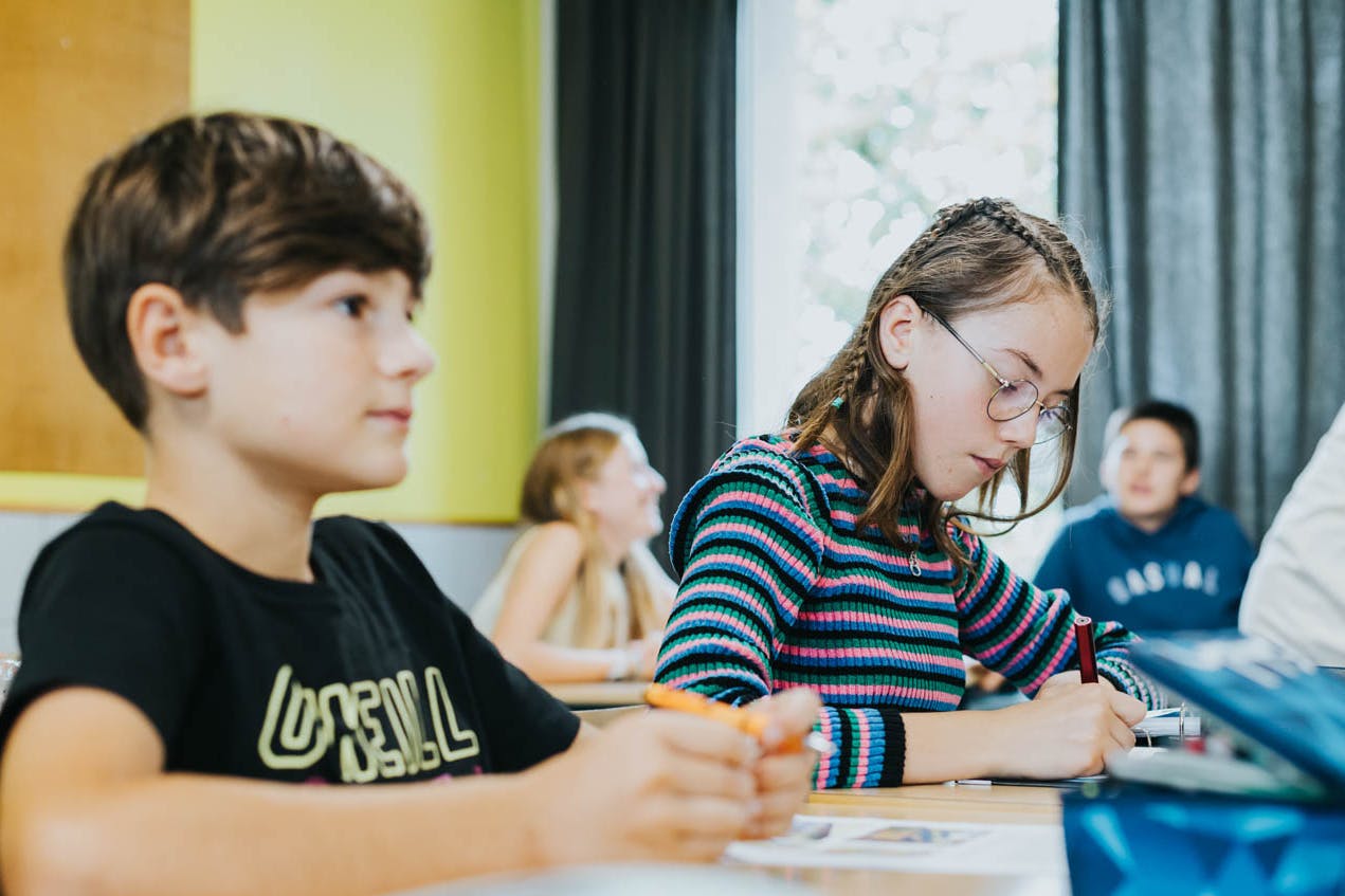 élèves en classe à l'Inda Arlon