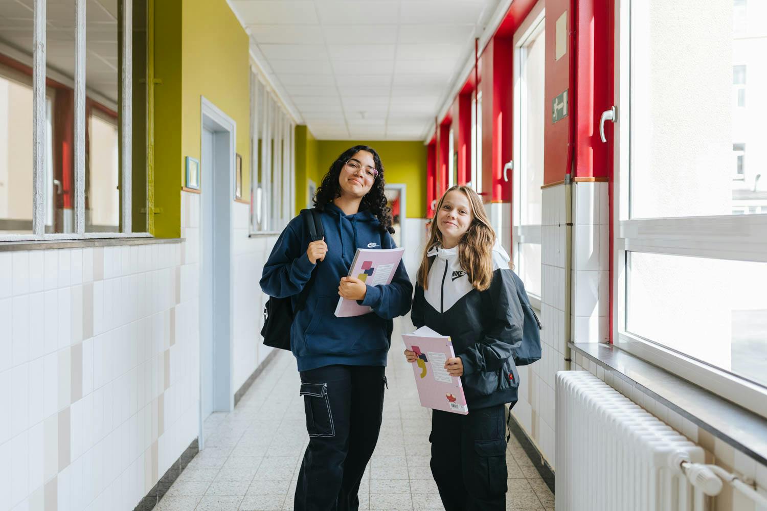 Élèves de l'Inda Arlon dans les couloirs de l'école à pédagogie active.
