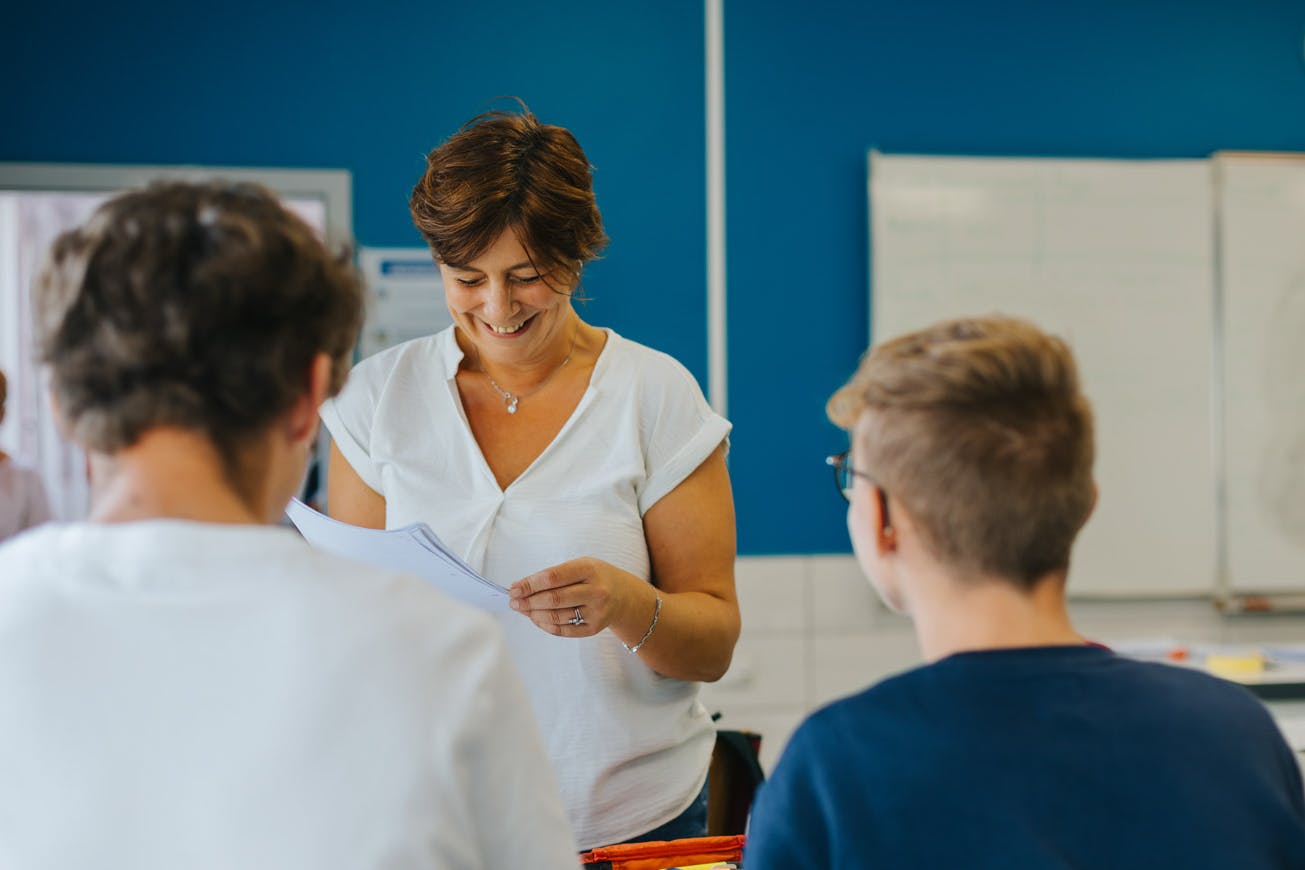 Enseignante et élèves dans une salle de cours de l'Institut Notre Dame d'Arlon.