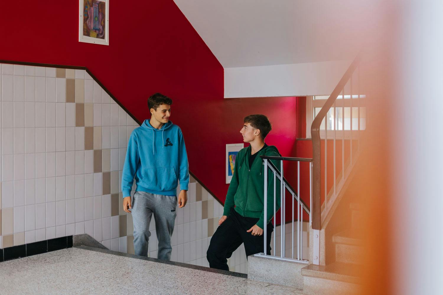 Étudiants dans les couloirs de l'Institut Notre Dame Arlon.