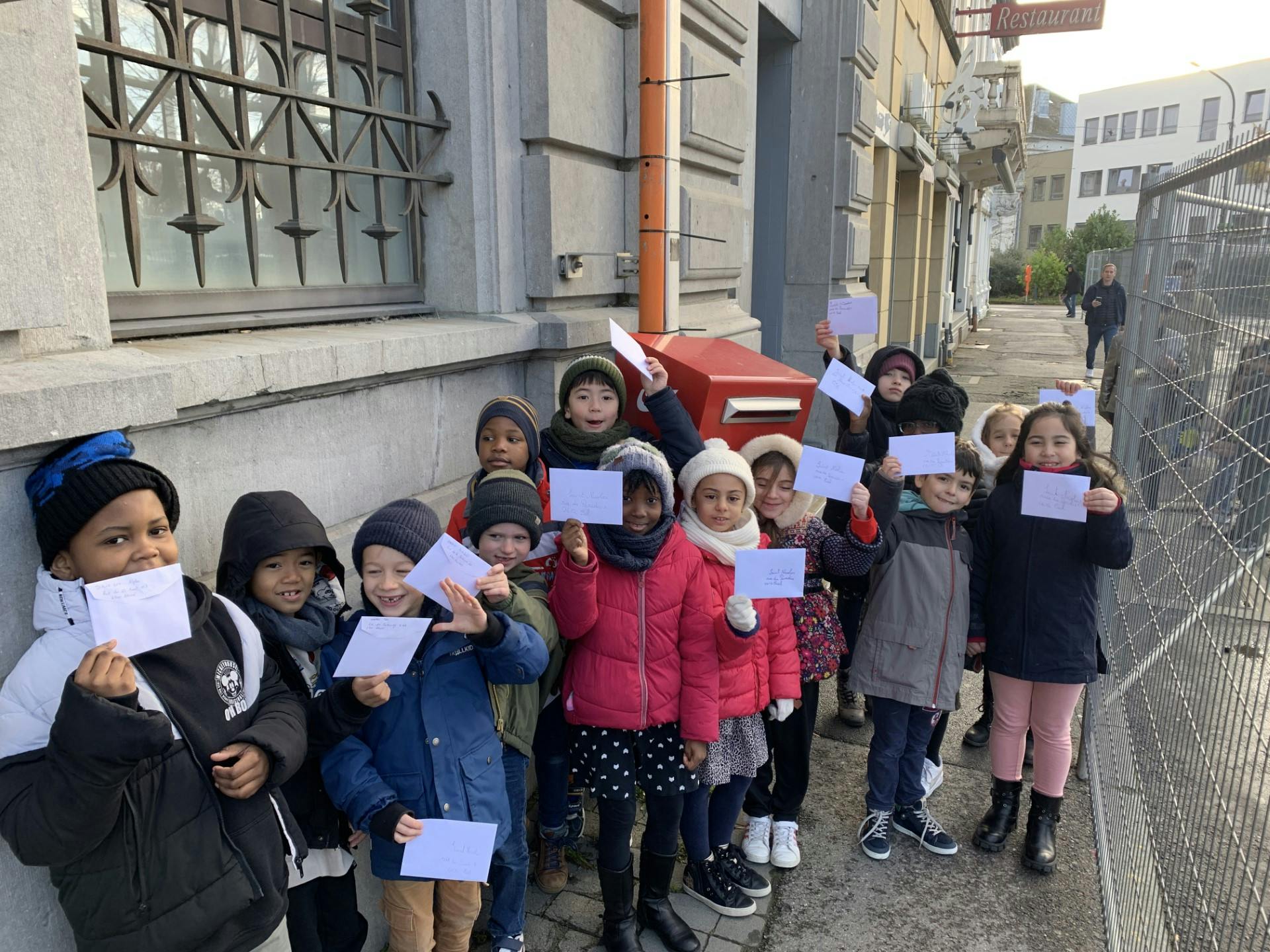 Les élèves de P2 postent leur lettre