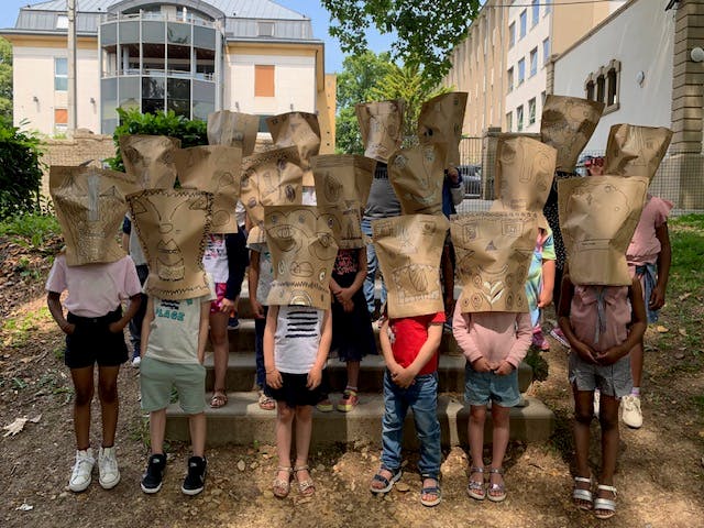 Élèves de l'Inda Arlon avec des masques en papier.