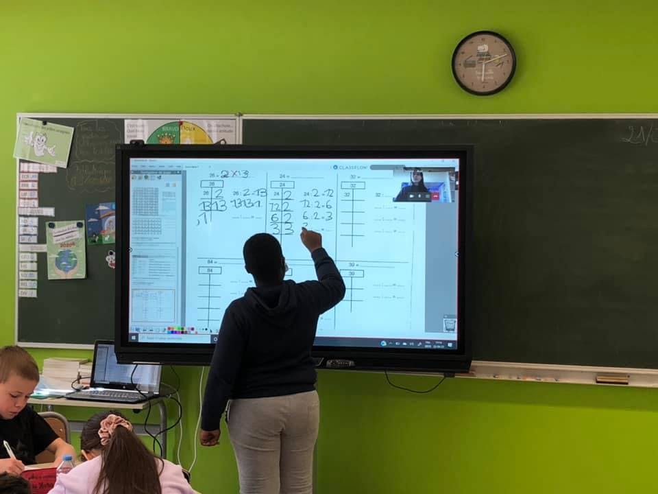 élève de l'Institut Notre Dame Arlon faisant des mathématiques au tableau