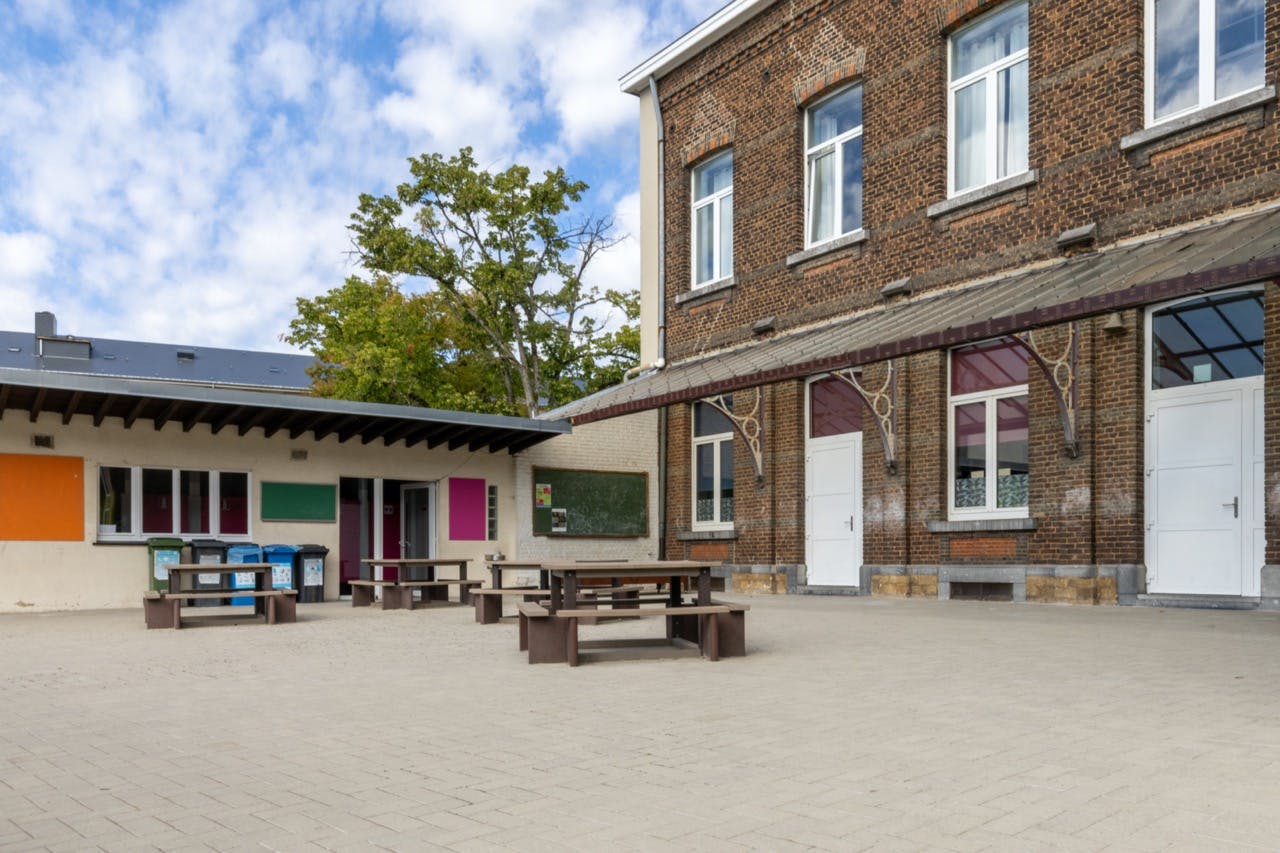 Cour de récréation école à pédagogie active province Luxembourg.