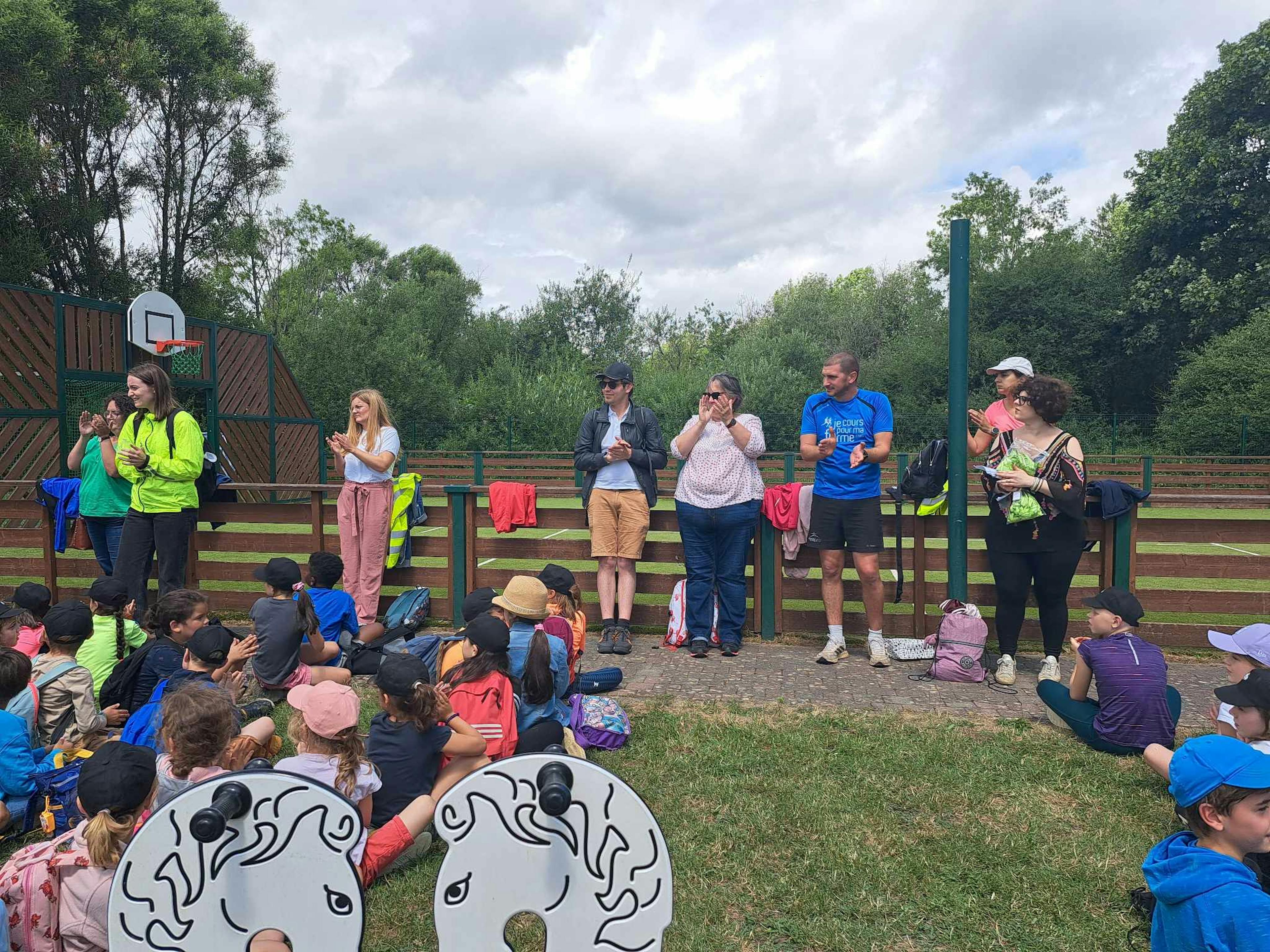 Photo des élèves et enseignants lors d'une excursion de l'école fondamentale Arlon.