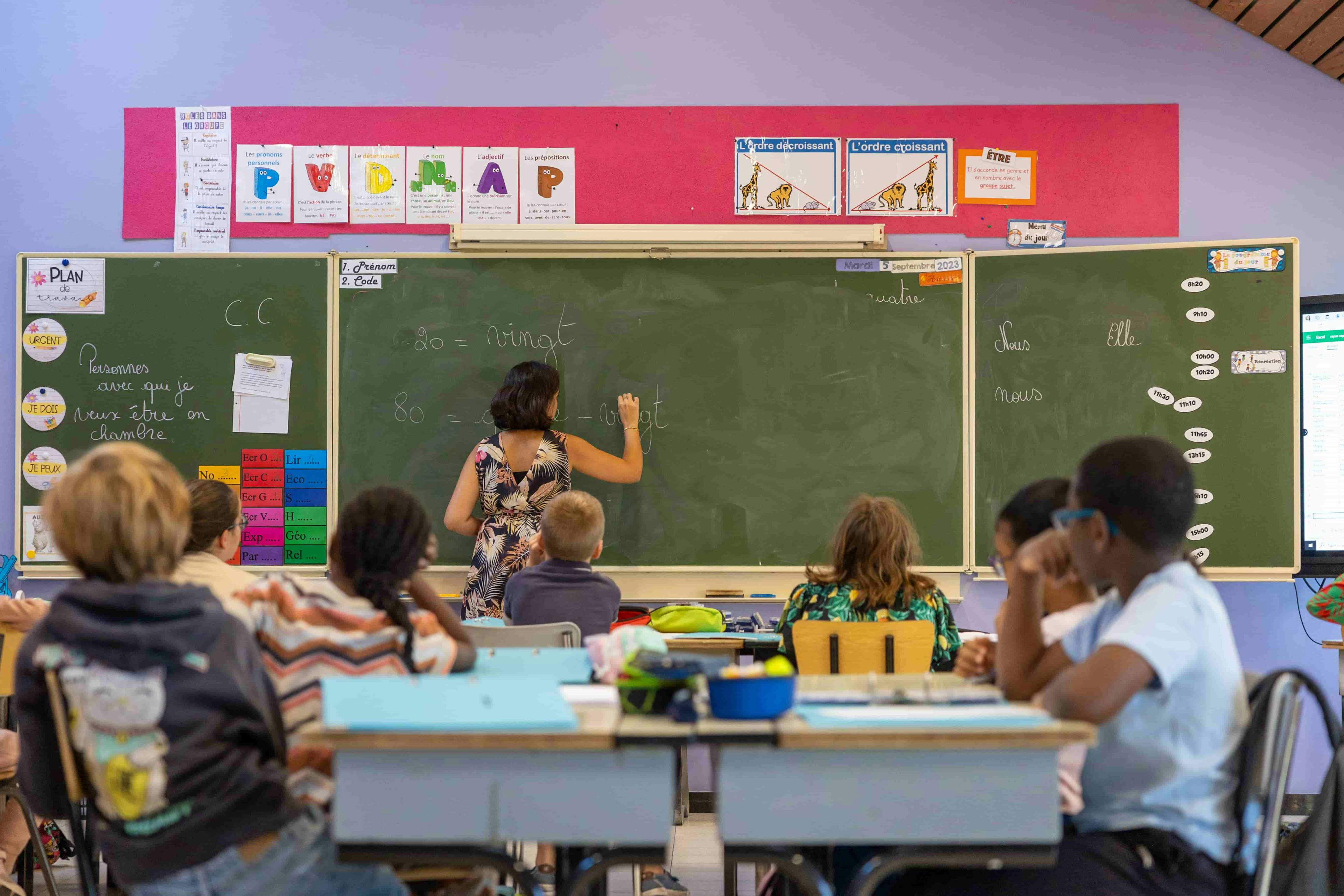 Institutrice donnant cours à ses élèves à l'Inda Arlon.