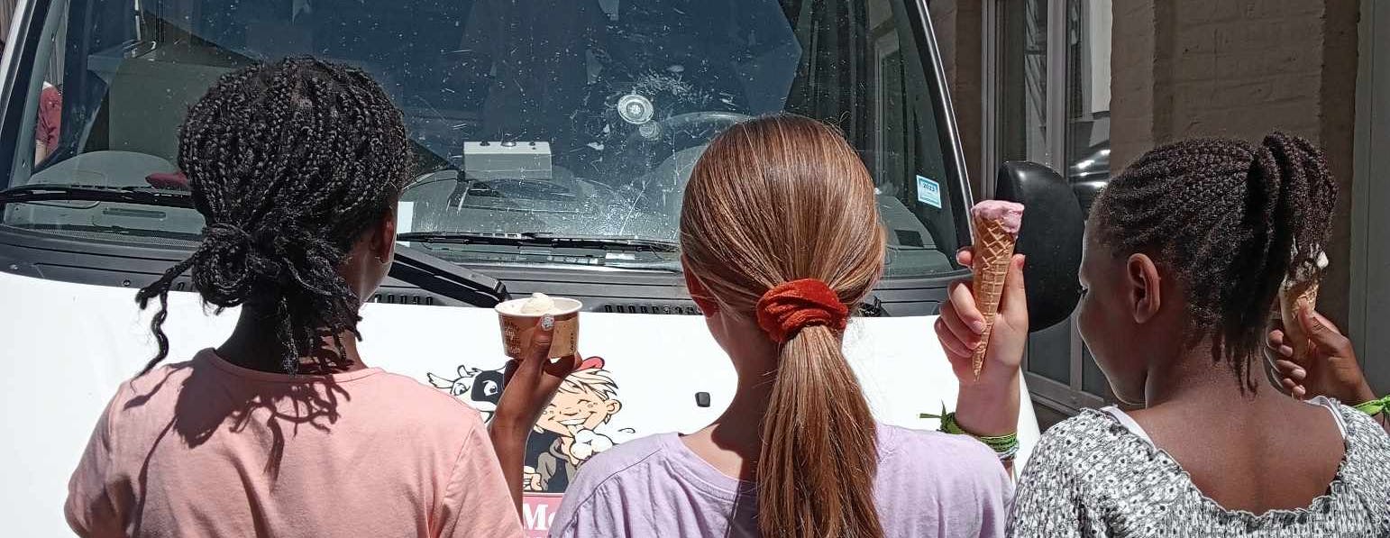 Élèves de l'Inda Arlon mangeant une glace.