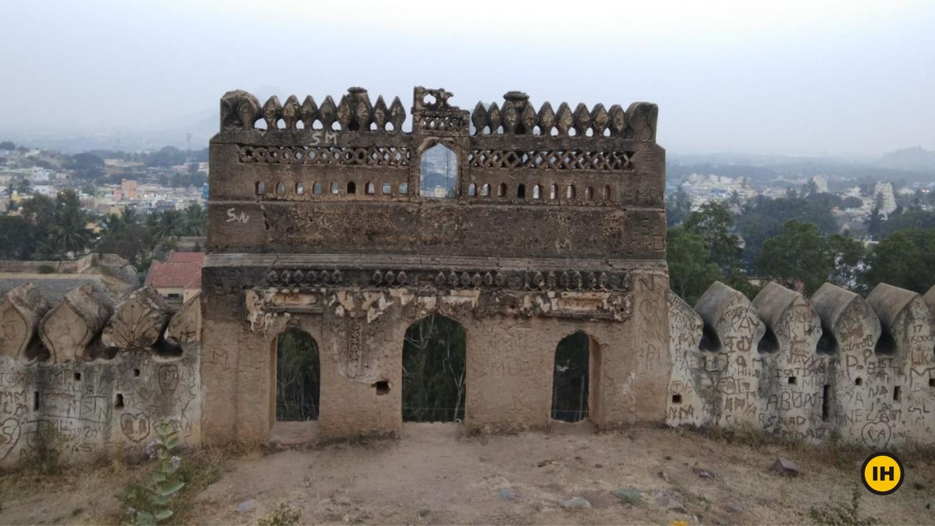 Boundary wall, Madhugiri trek, day hikes near Bangalore, treks around Bangalore, Indiahikes