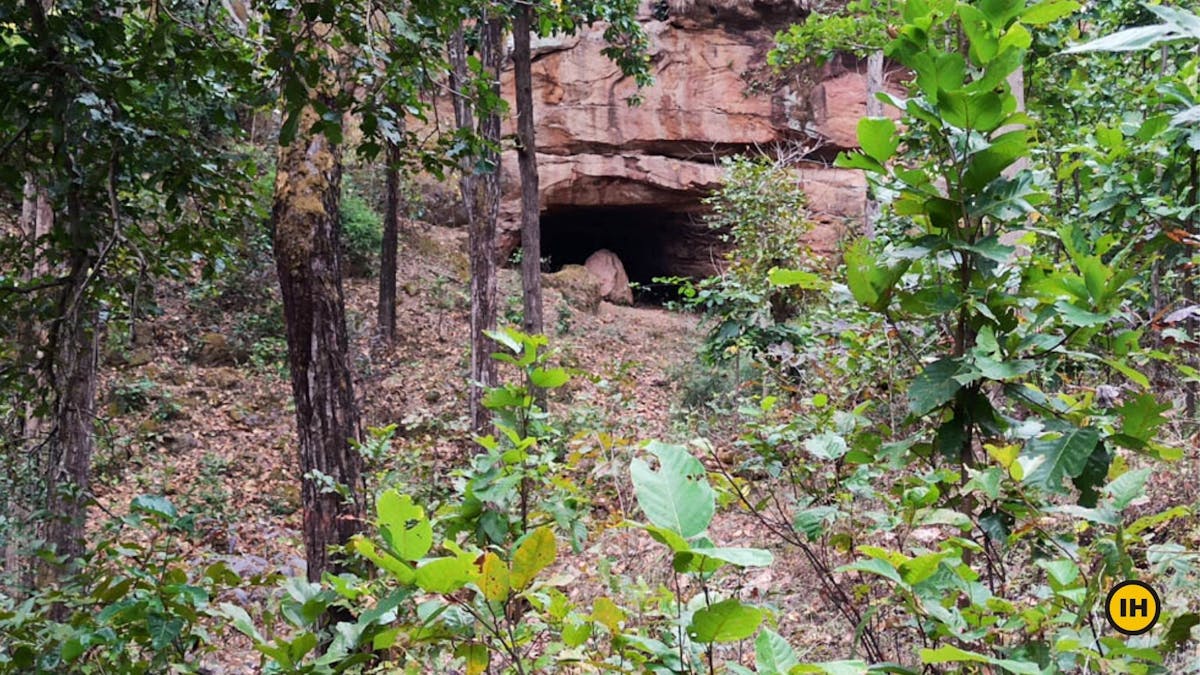 Sanjay-Dubri-Tiger-Reserve-Trek-A-Cave-en-route-to-Tindhariya-naal-Indiahikes-Saurabh-Sawant