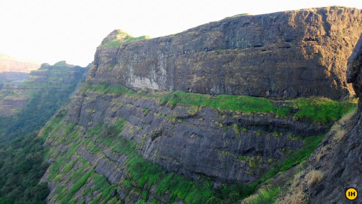 AMK Trek - The long ledge traverse from Alang fort to the col is seen on the way to Madan fort - Indiahikes - Nitesh Kumar