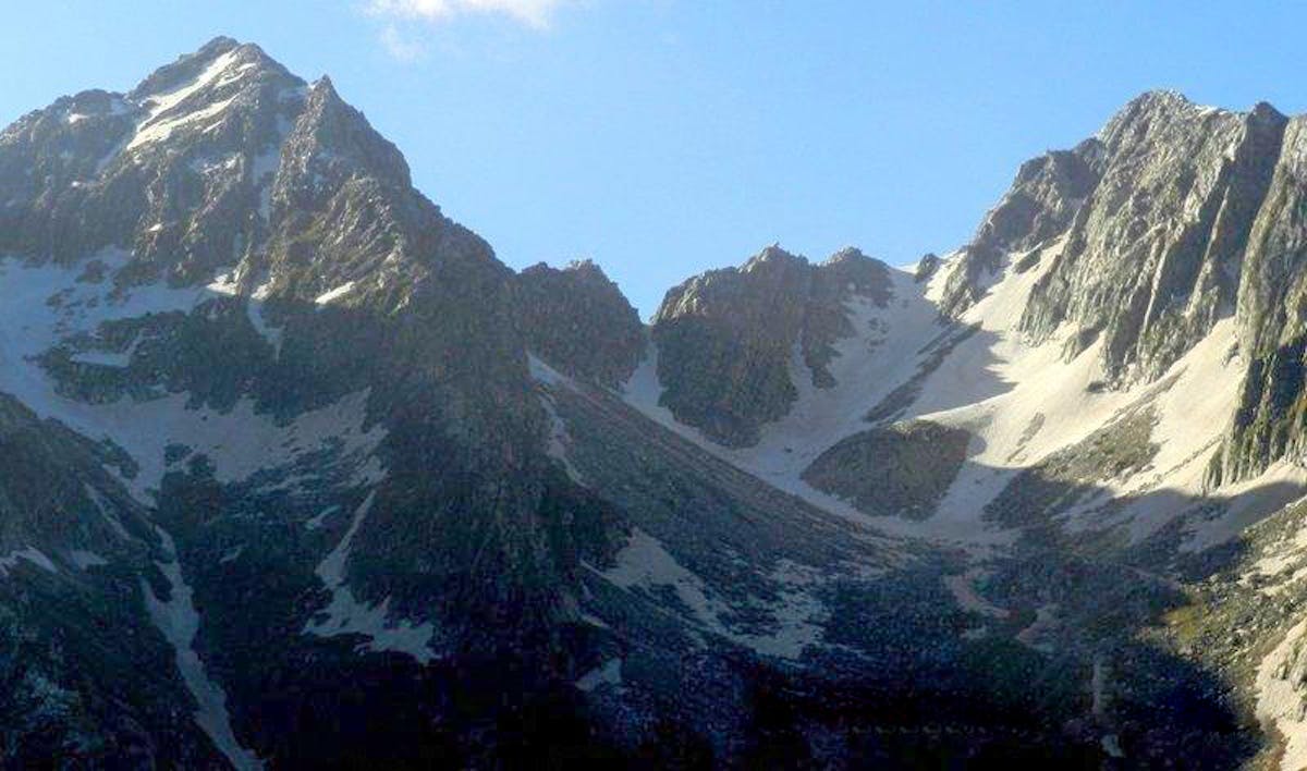 Srikand Mahadev . A view of the peaks from Bheem Dwar. Treks in Himalachal. Indiahikes