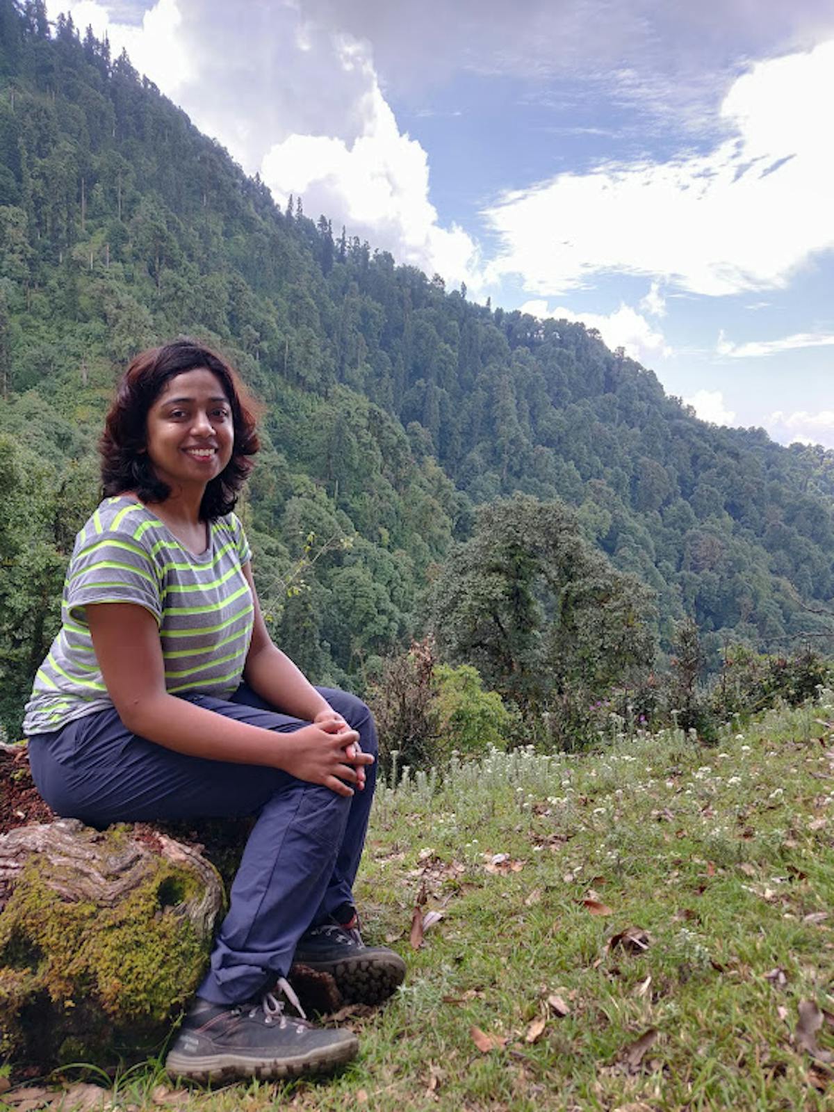 Niranjana posing during the Deoriatal Chandrashila trek