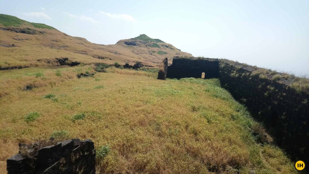 AMK Trek - One of the walls of Rajwada that is in ruins - Indiahikes - Nitesh Kumar