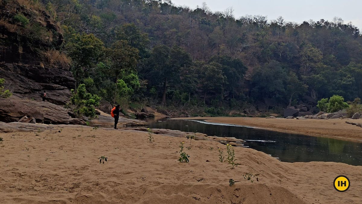 Satpura-Tiger-Reserve-Trek-Trail-leading-to-the-left-along-the-cliff-side-Indiahikes-Jeet-Singh-Arya