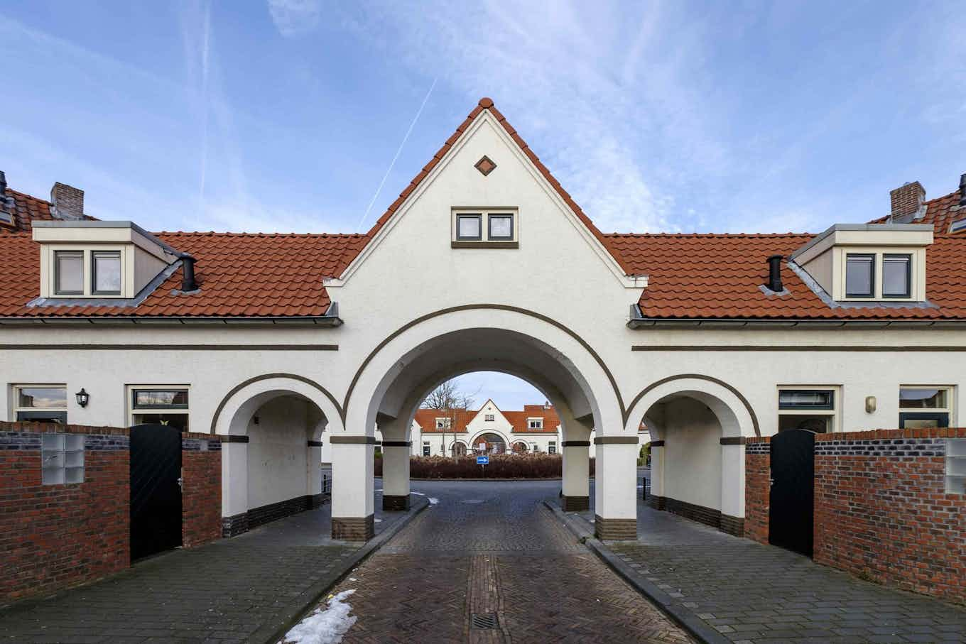 Weg met een huis met een voorboog