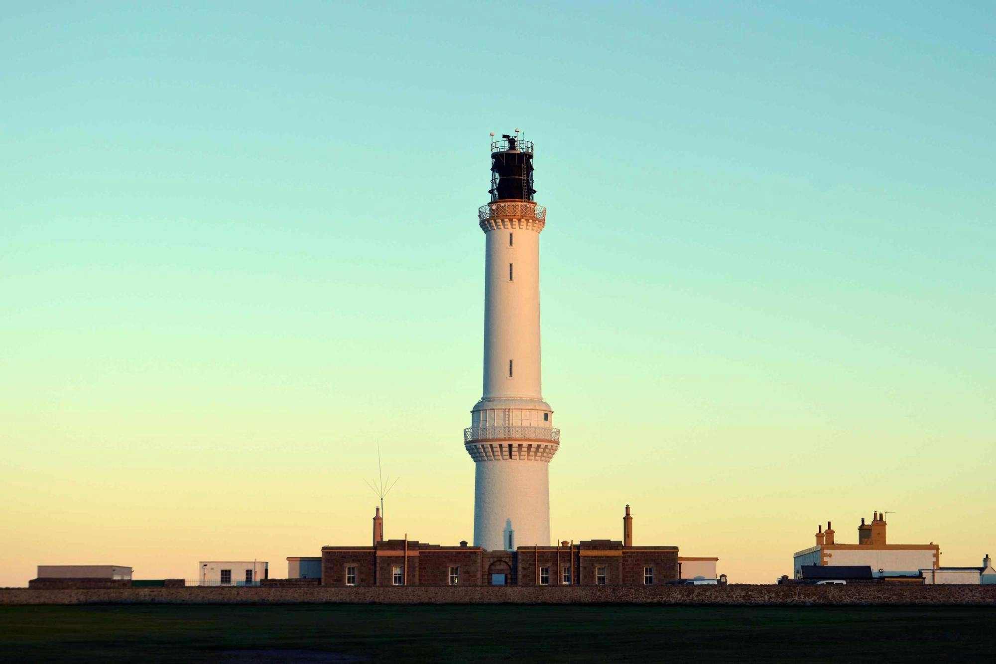 How to get to Girdle Ness Lighthouse in Aberdeen by Bus or Train?