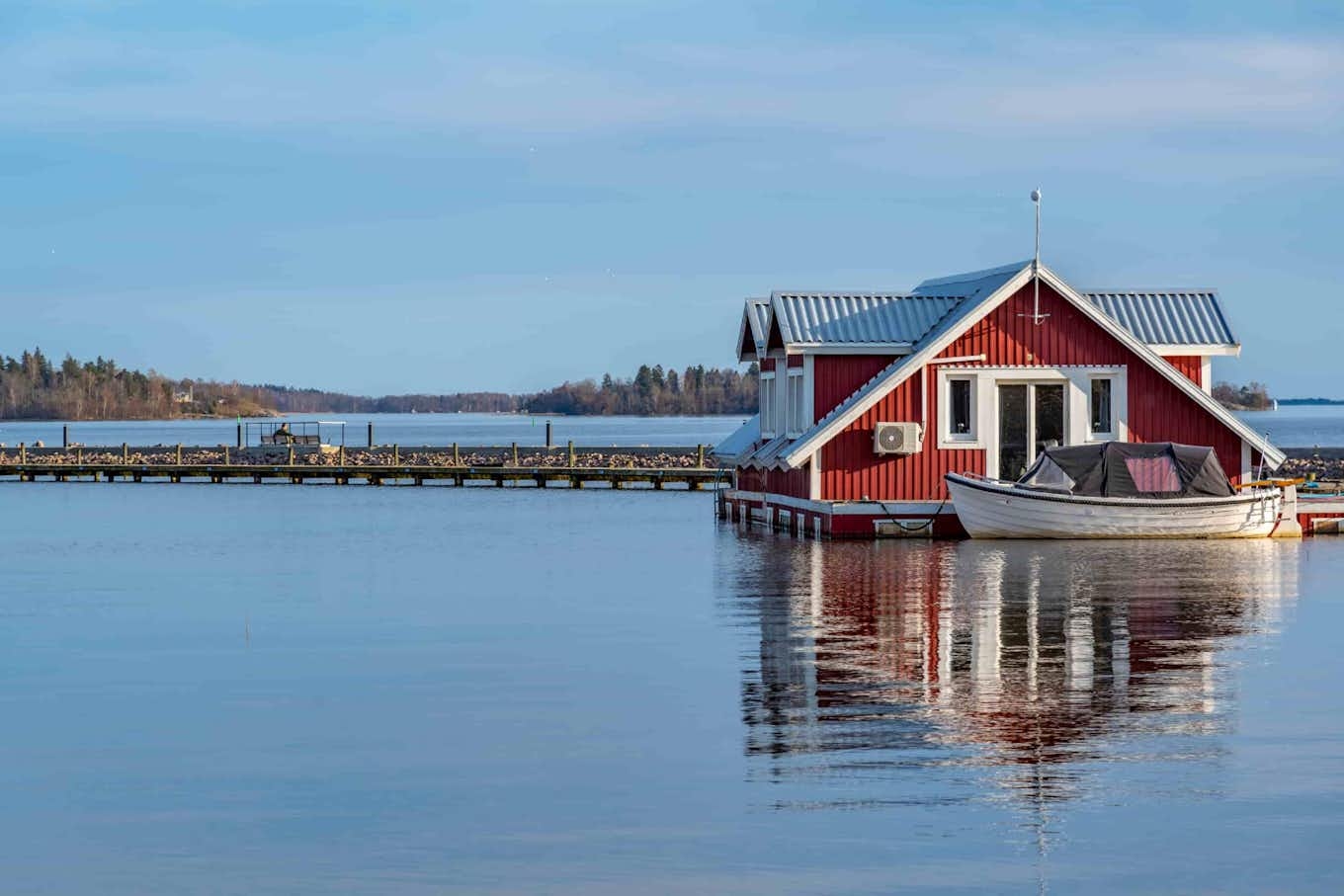 En brygga i Västerås med en båt