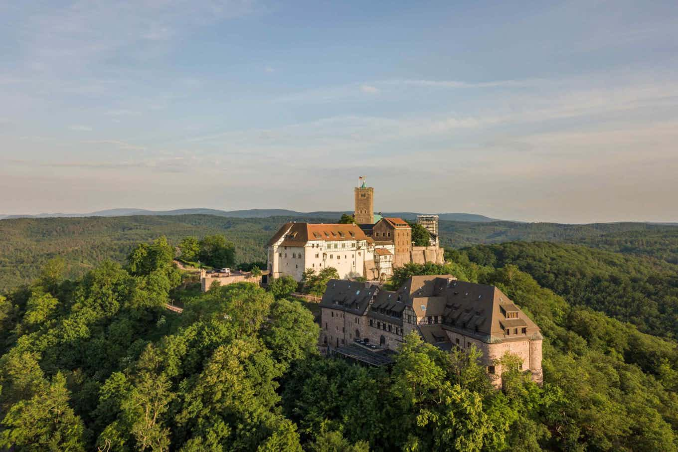 Ansicht einiger Häuser in Thüringen umgeben von der Natur