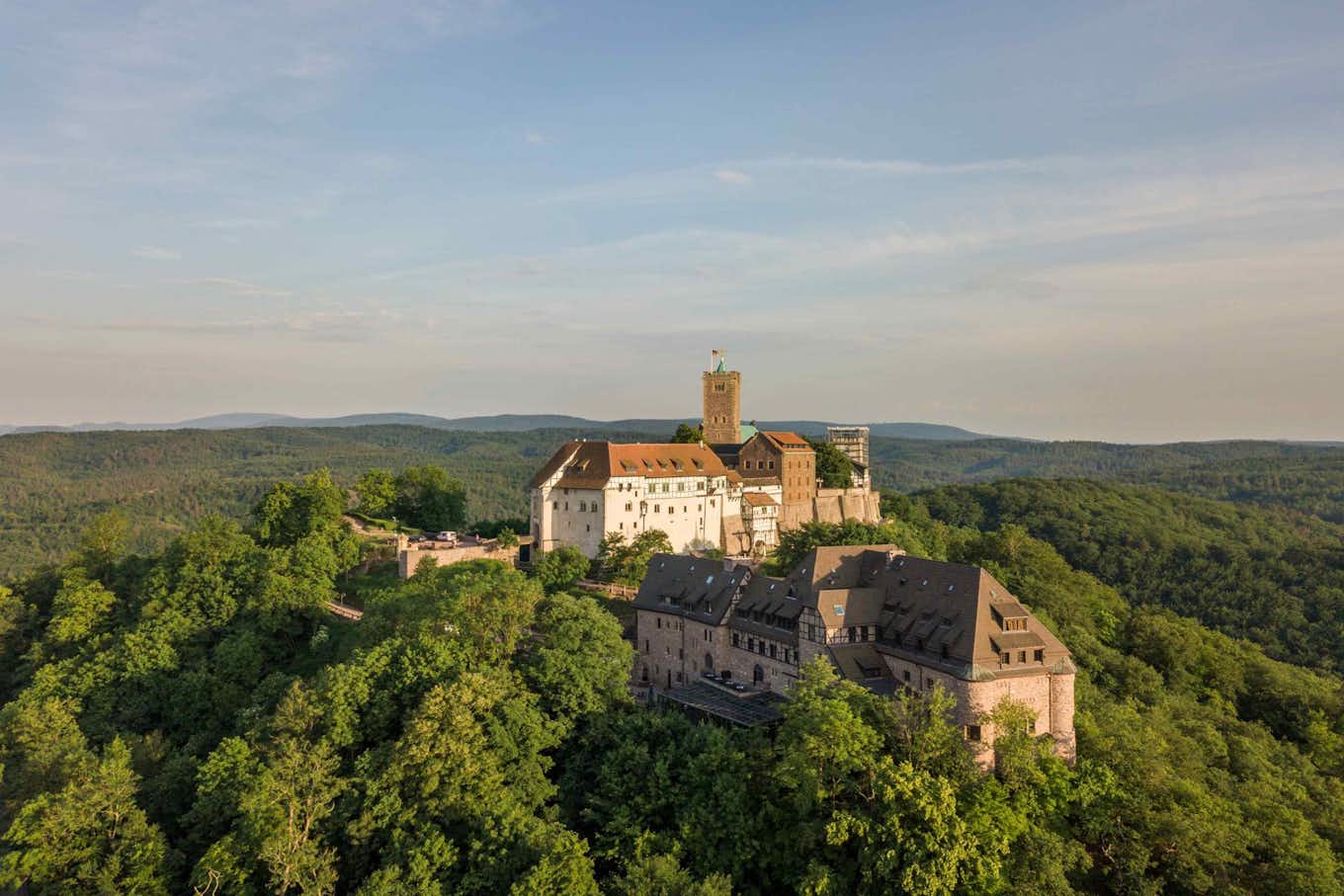 Ansicht einiger Häuser in Thüringen umgeben von der Natur