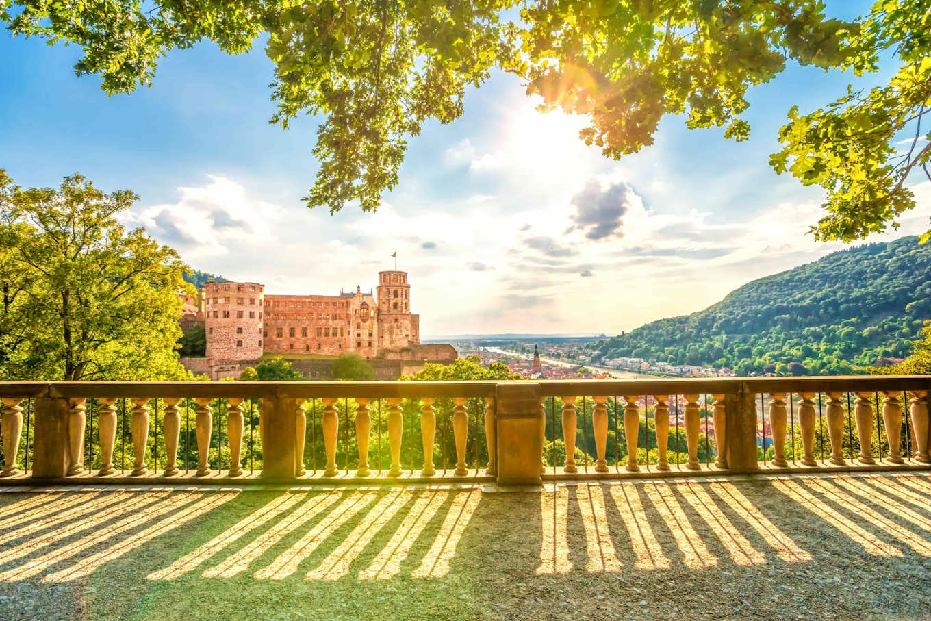 Sonne scheint in einem Aussichtspunkt von Heidelberg