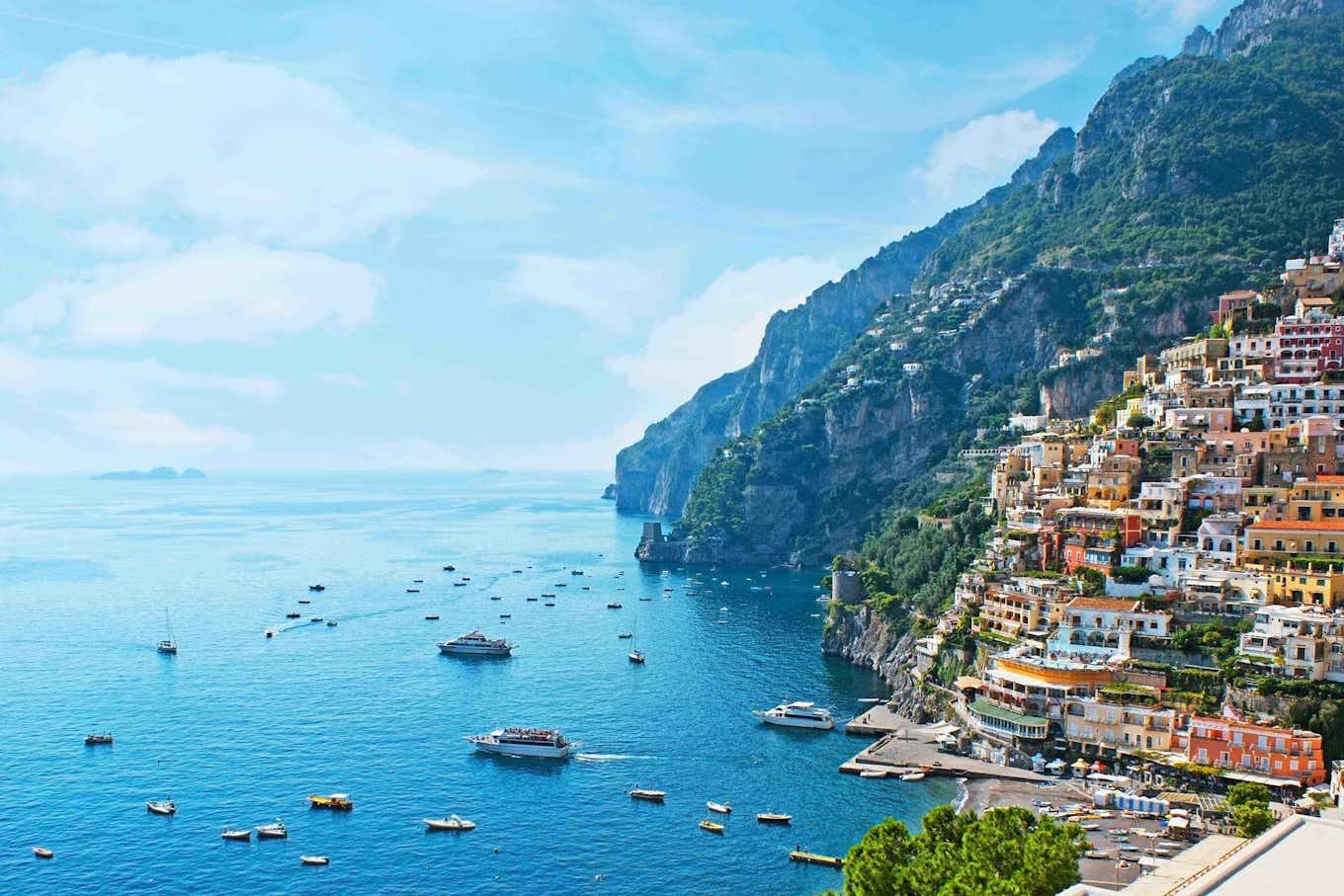 Gebouwen aan de kust van Amalfi, Italië