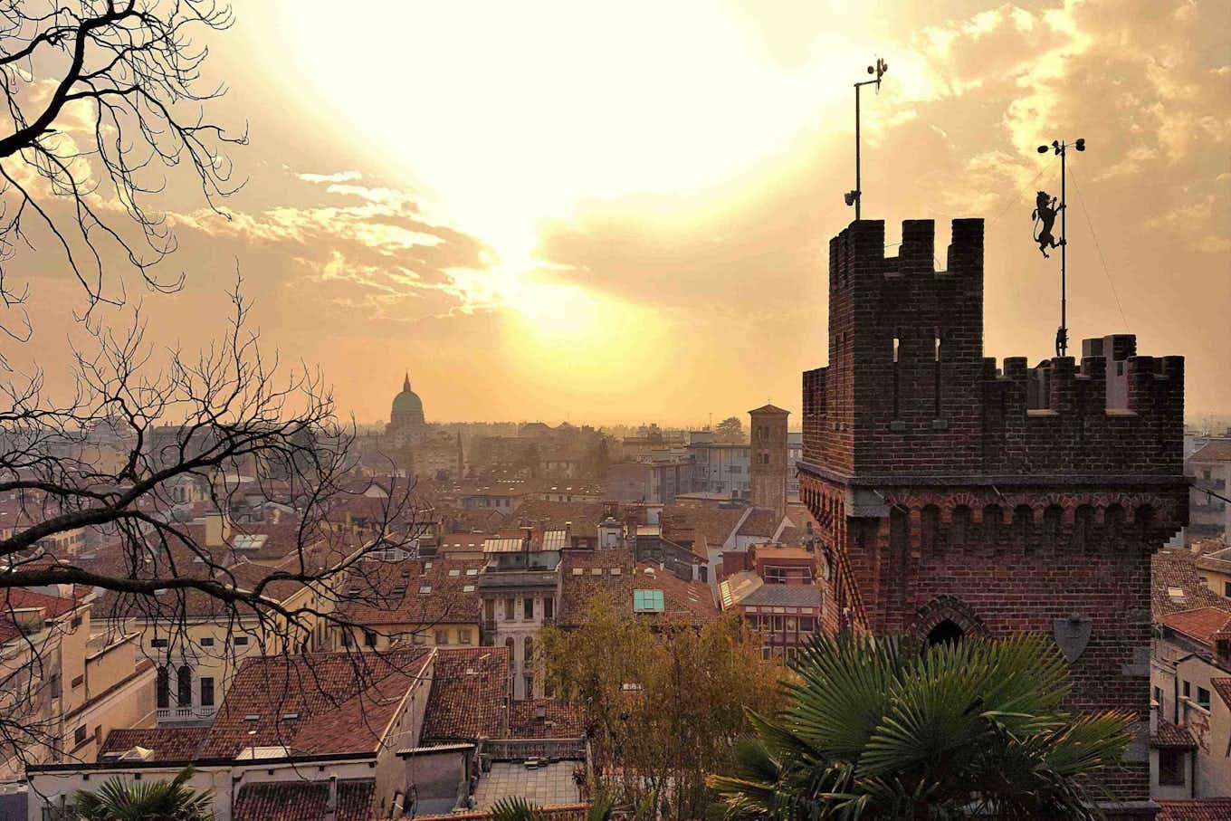Un monumento e la città di Udine