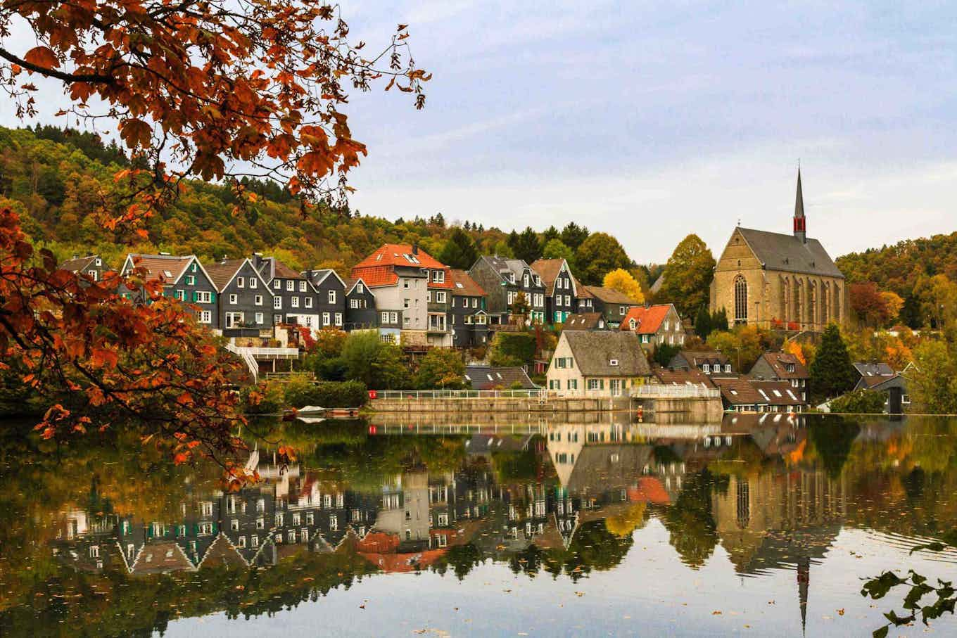 Ein Fluss neben einigen Häusern von Wuppertal