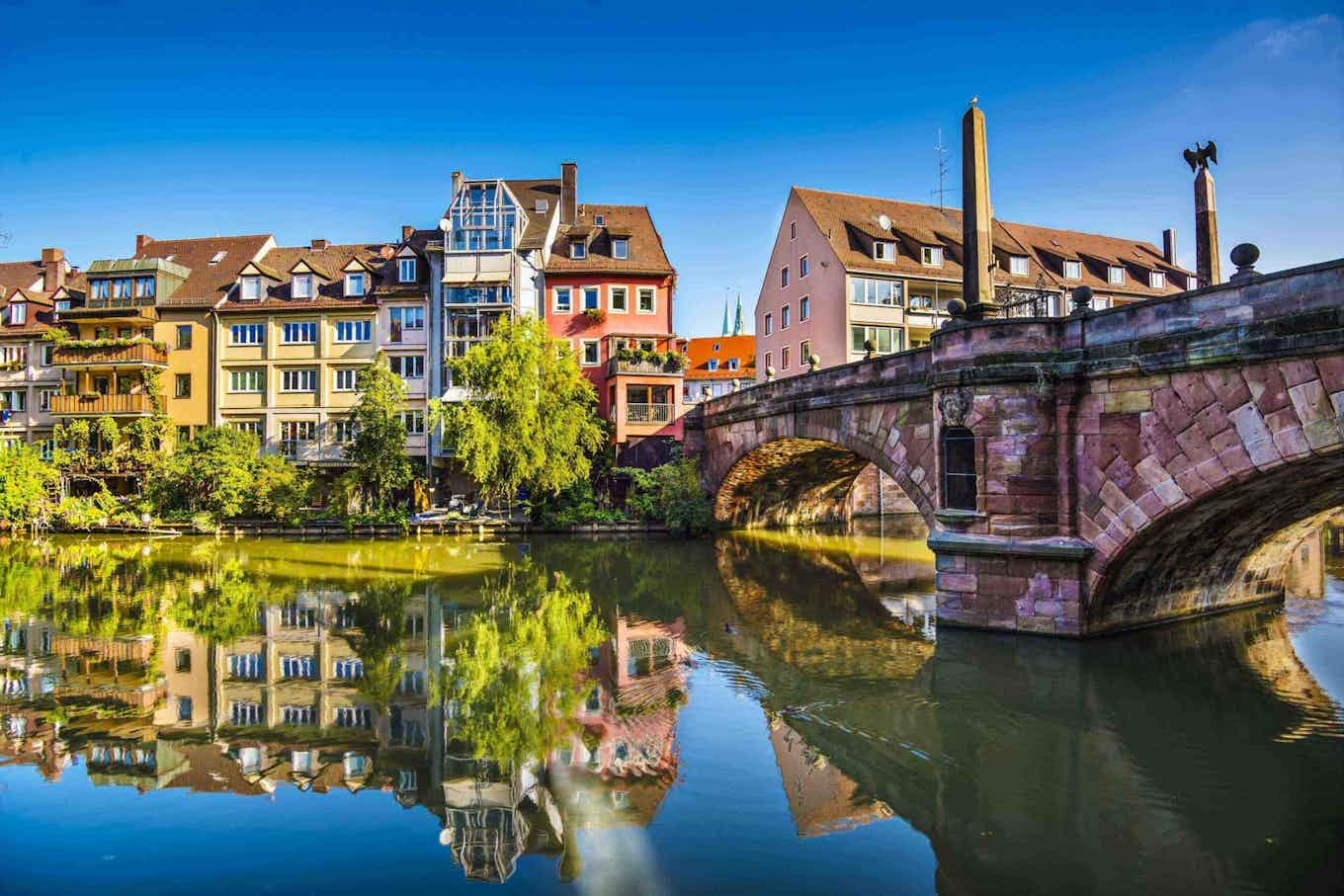 See in der Nähe einer Brücke und in einigen Häusern