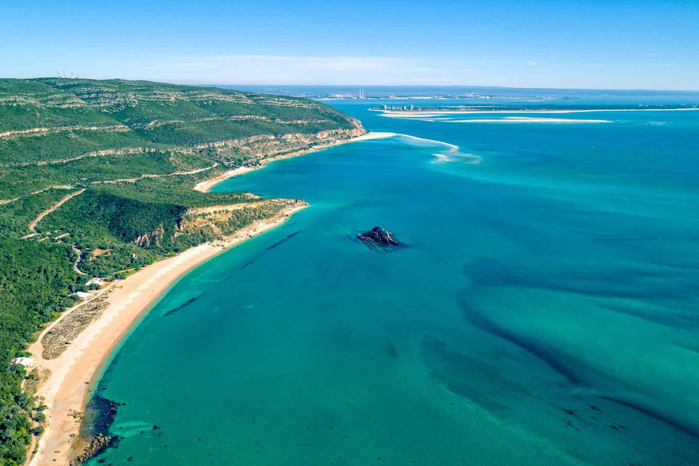 Vista do céu do mar e montanhas em Setúbal