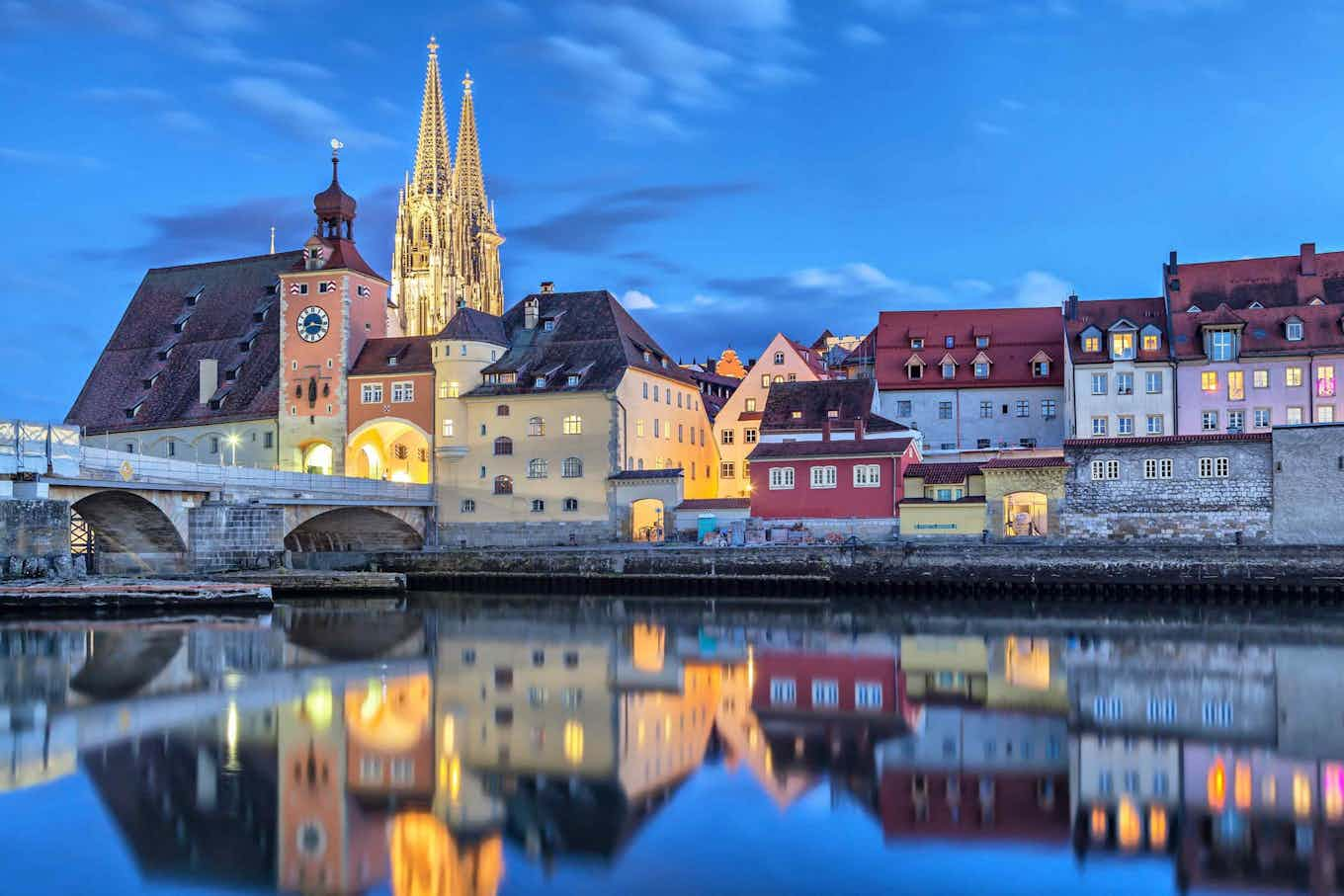 Einige Gebäude, eine Brücke und ein Fluss