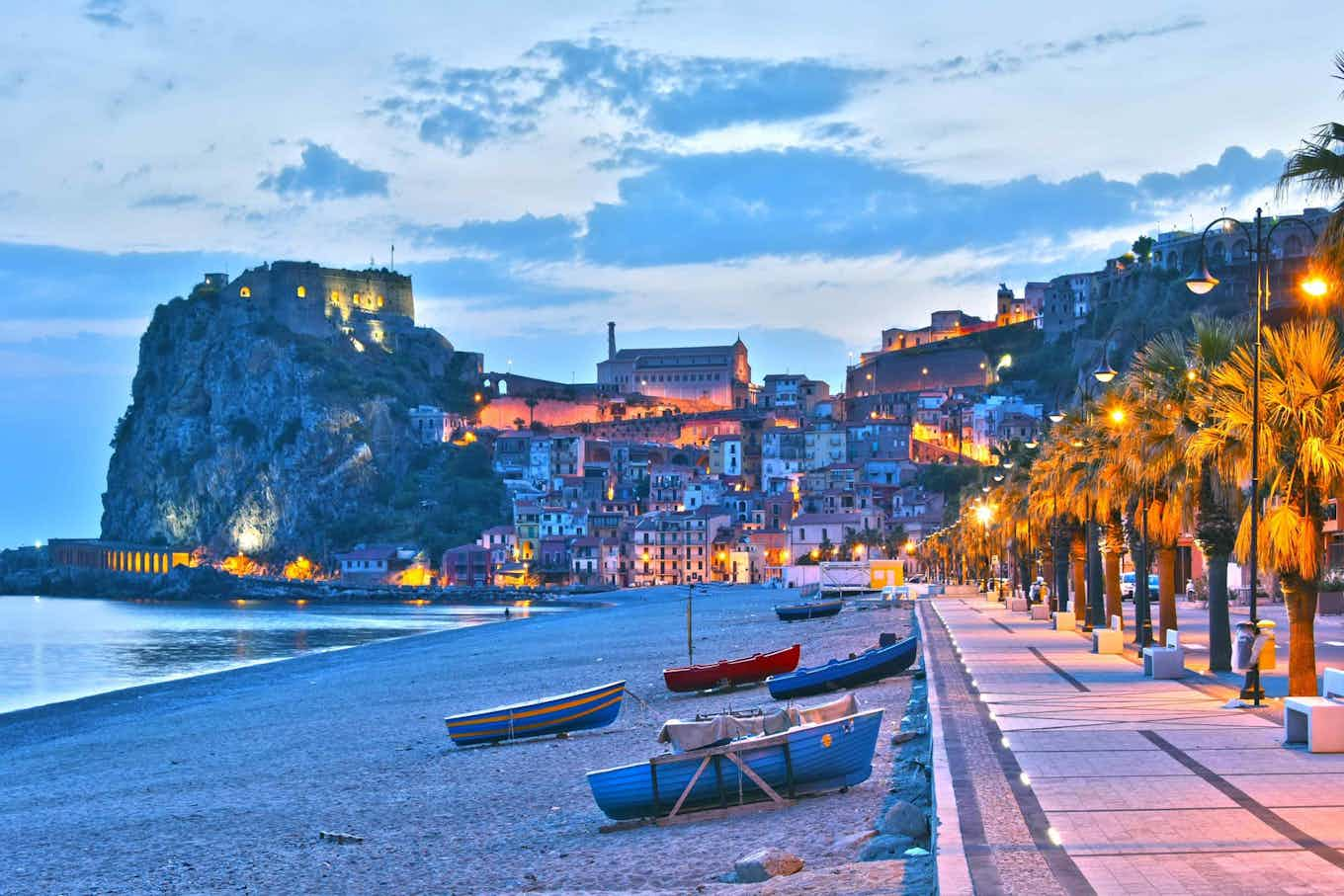 La costa e una montagna a Reggio Calabria