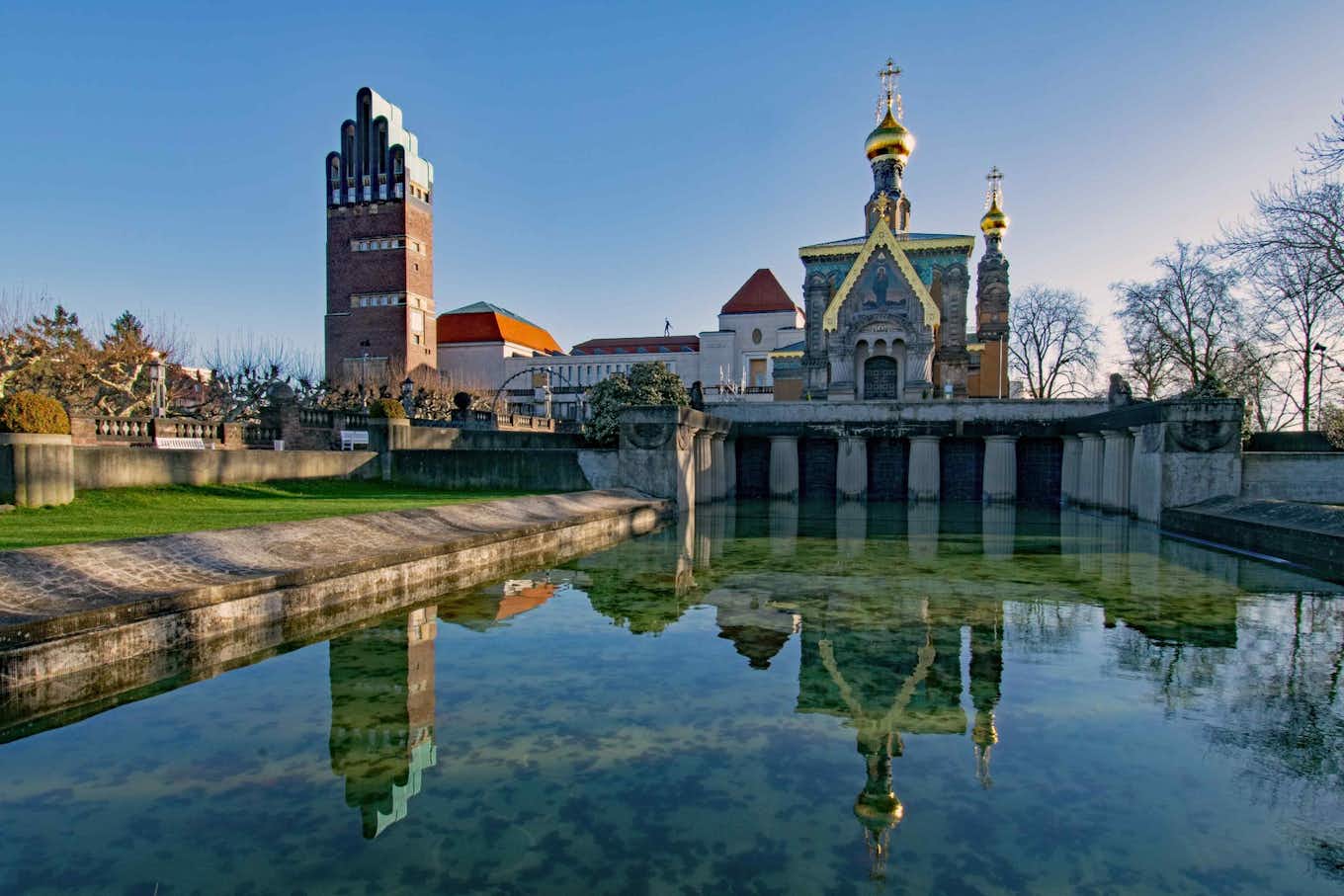 Ein kleiner See und einige Monumente in Darsmstadt
