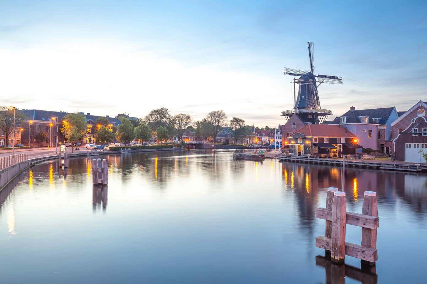 Windmolen over het water van een meer