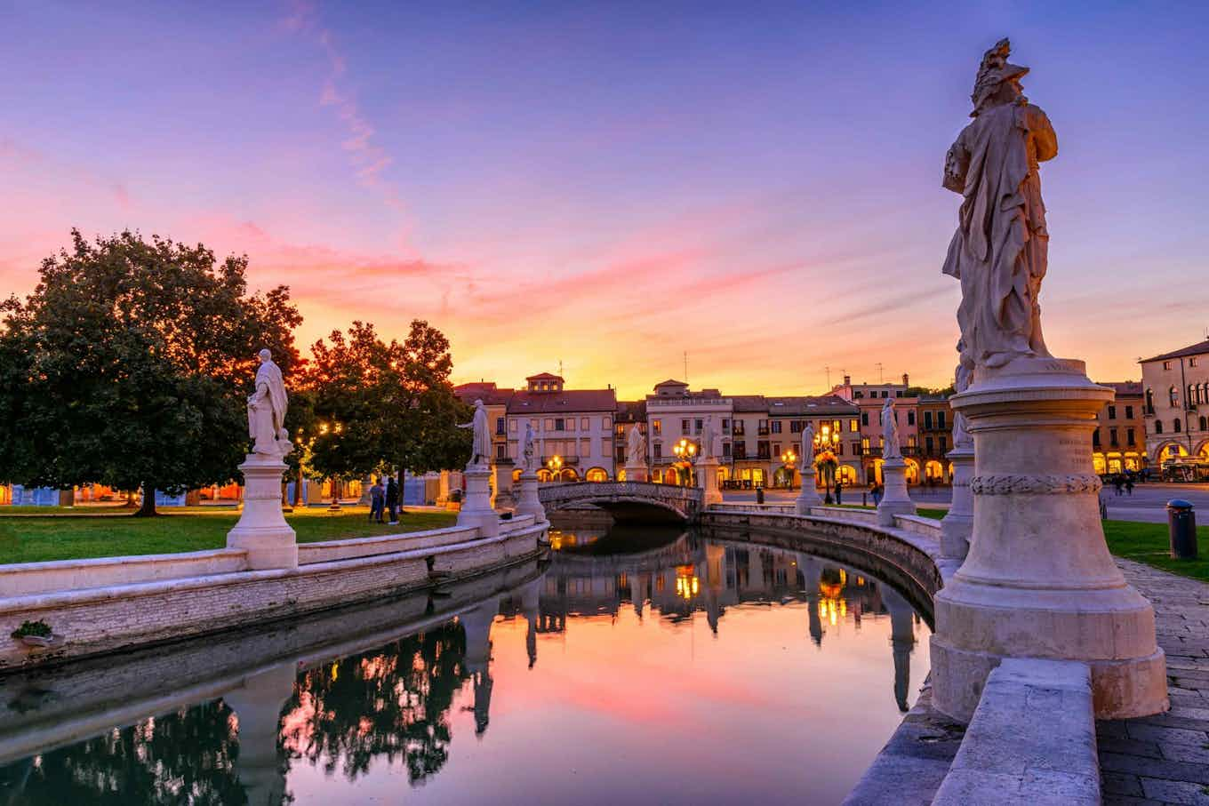 Canali d'acqua con alcune statue sui lati