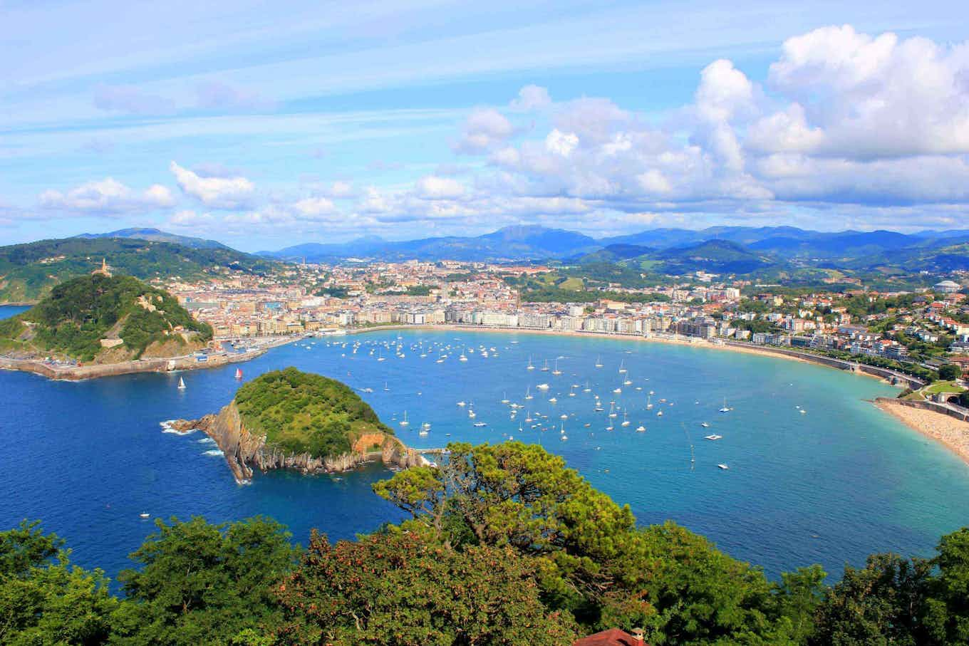 Vista del cielo del mar y la ciudad.