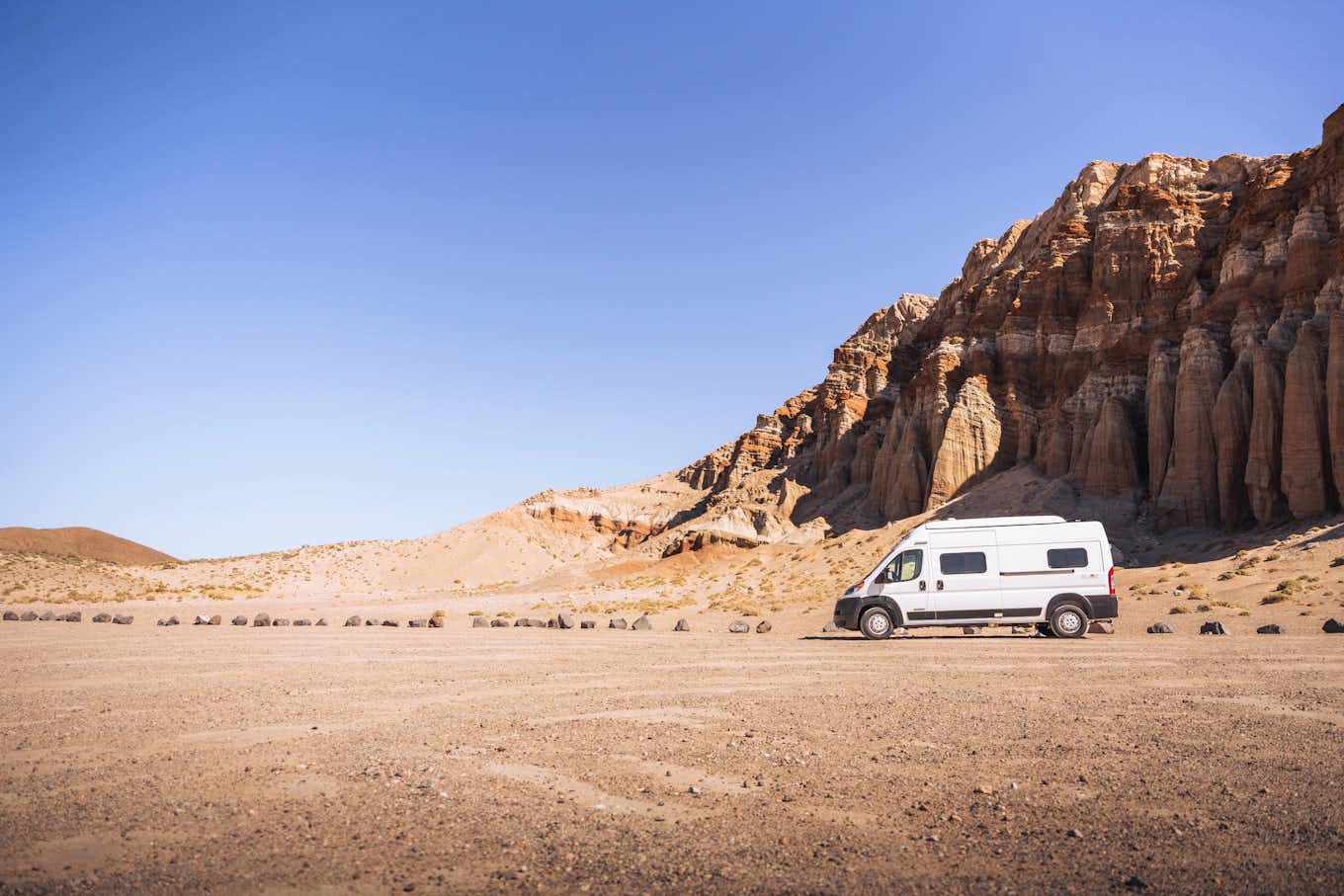 Autocaravana da Indie Campers numa bonita paisagem dos EUA