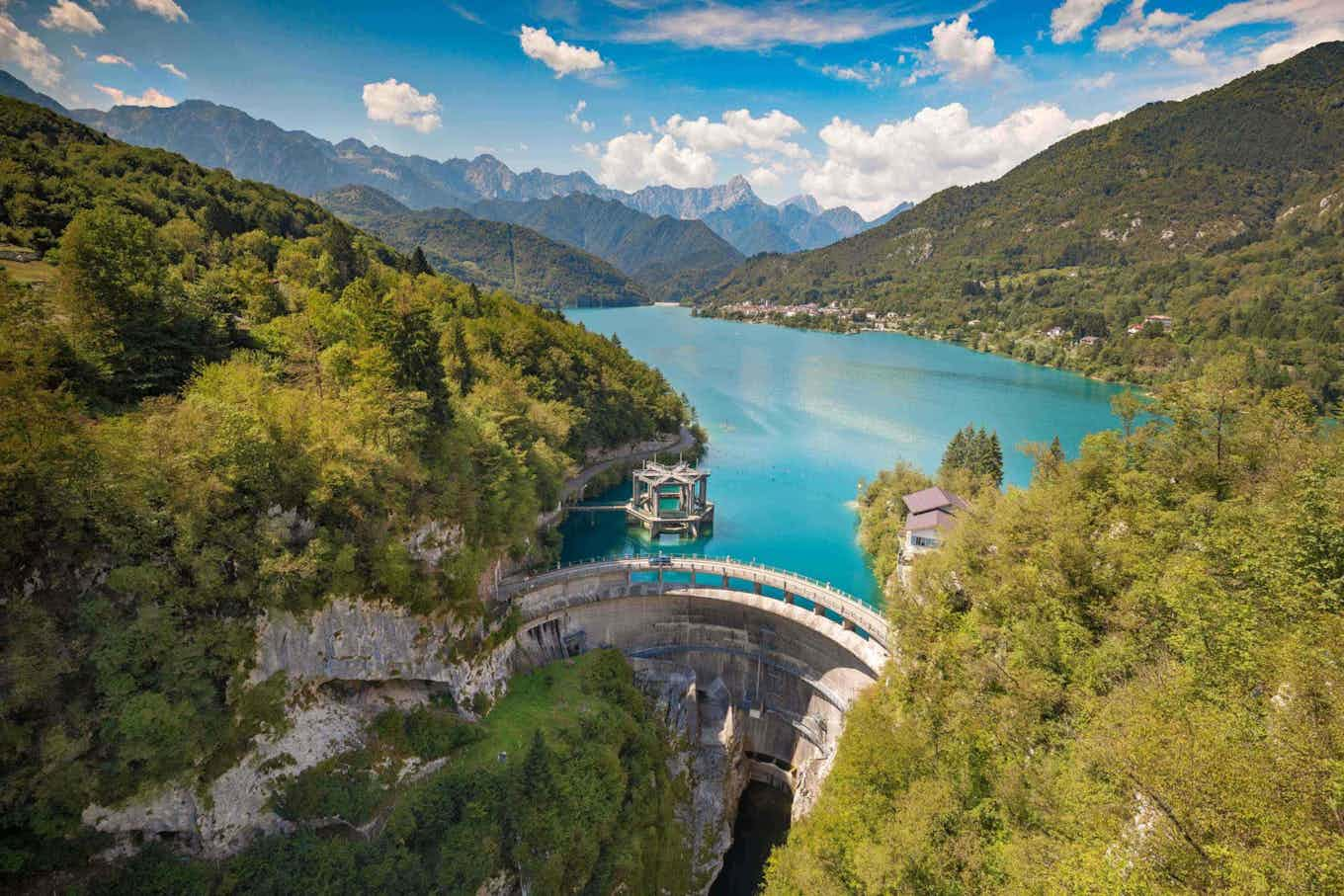 Vista di una diga e un fiume