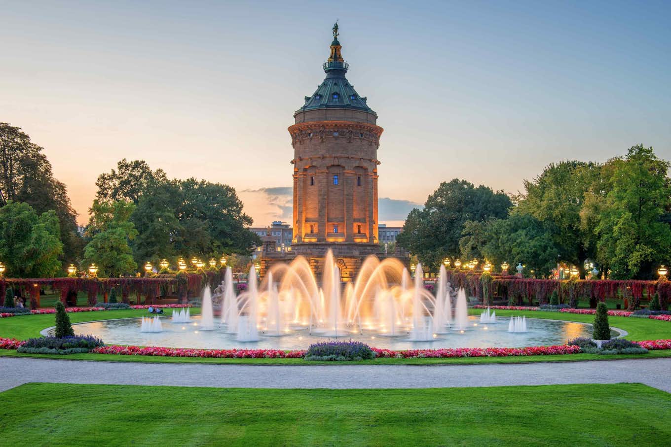 Ein Denkmal und ein Brunnen mit Lichtern in Mannheim