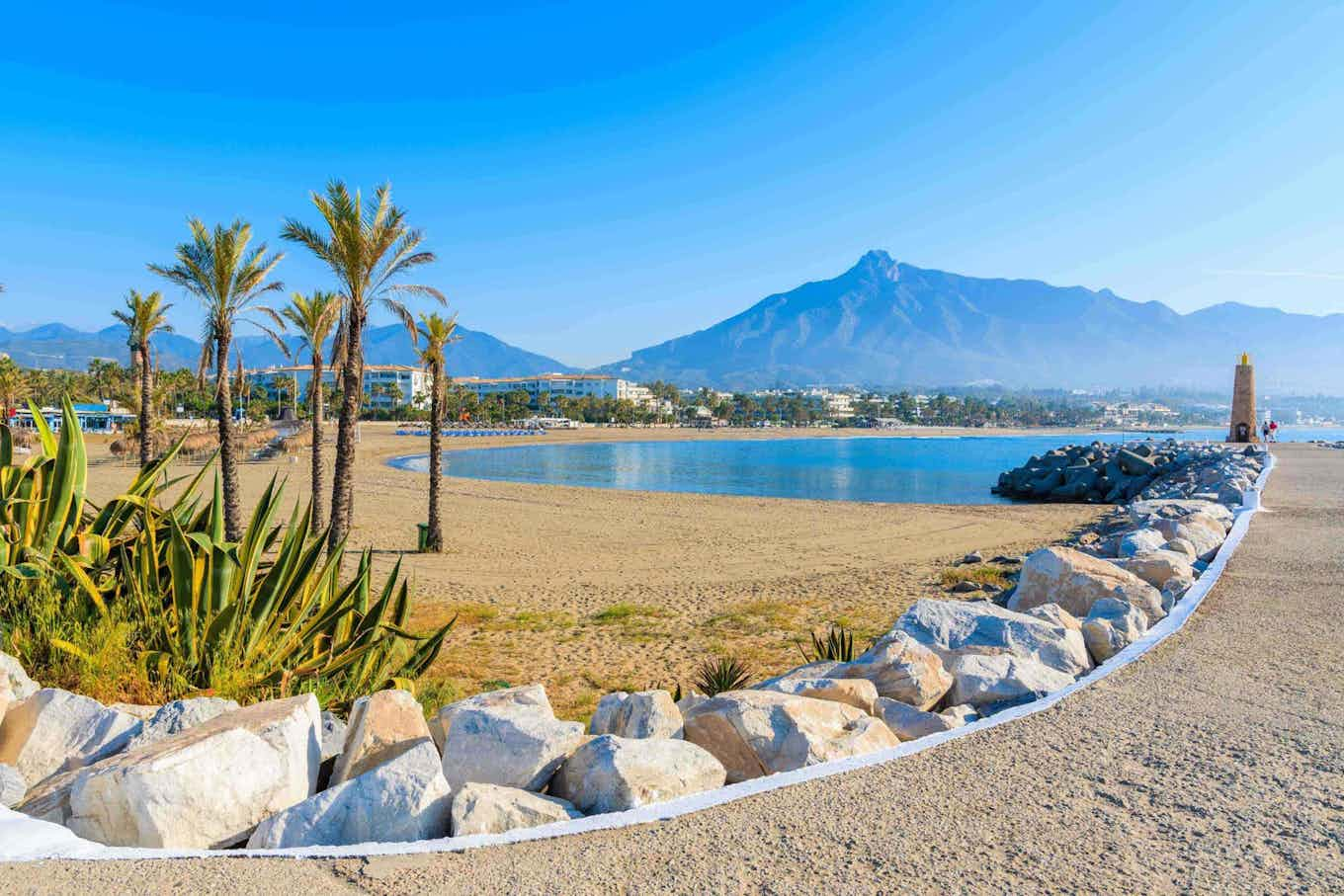 Vista de la playa y del océano.