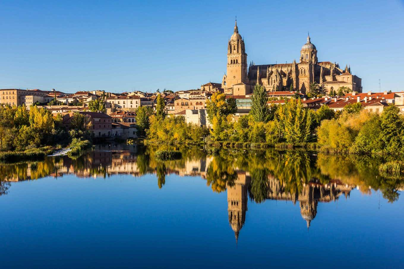 Un lago y un monumento en la parte superior de la ciudad.