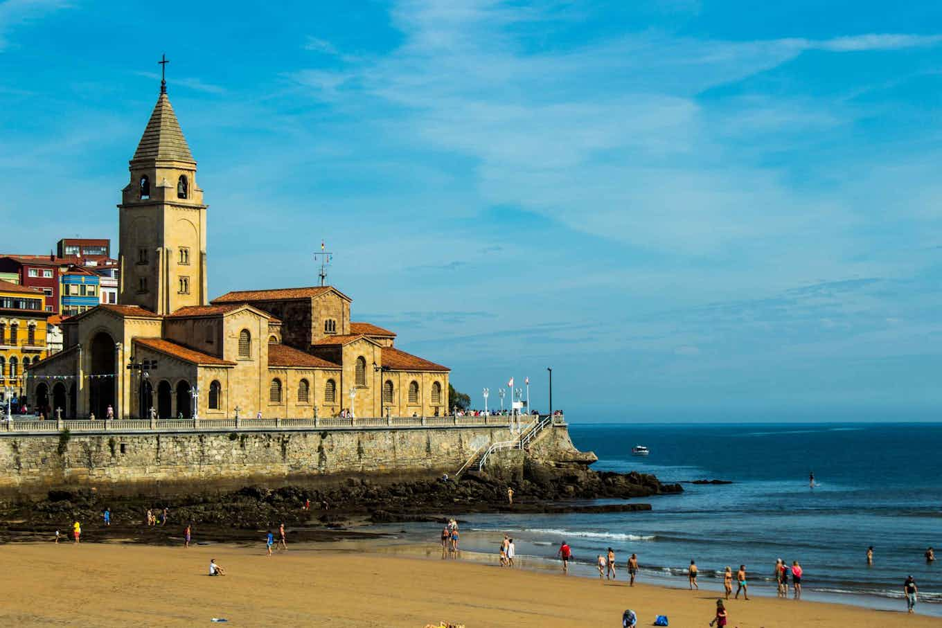 Playa y edificios cerca de la costa.