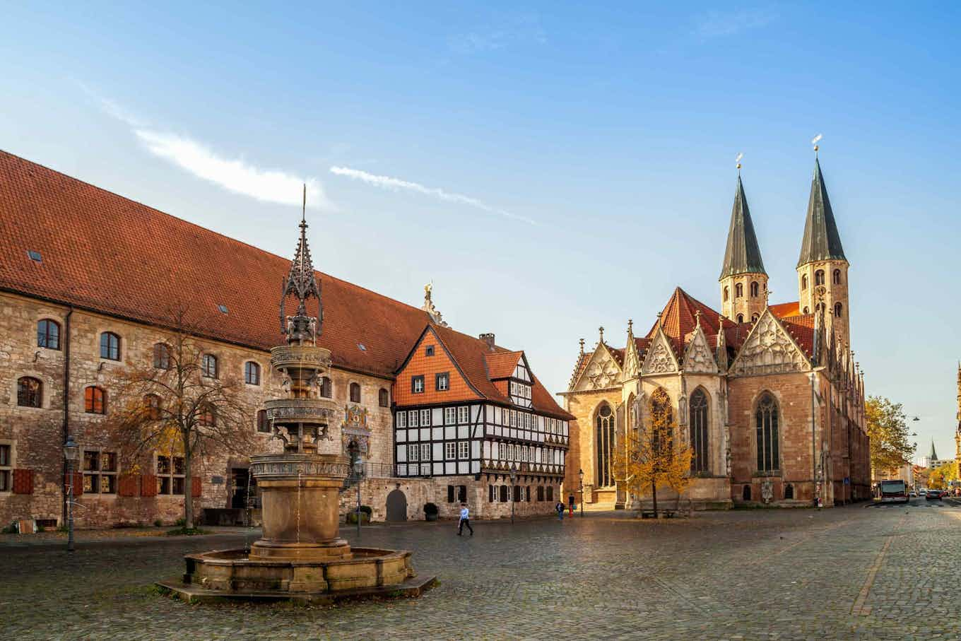 Ein schönes altes Haus und eine Kirche mit Dorfplatz in Braunschweig