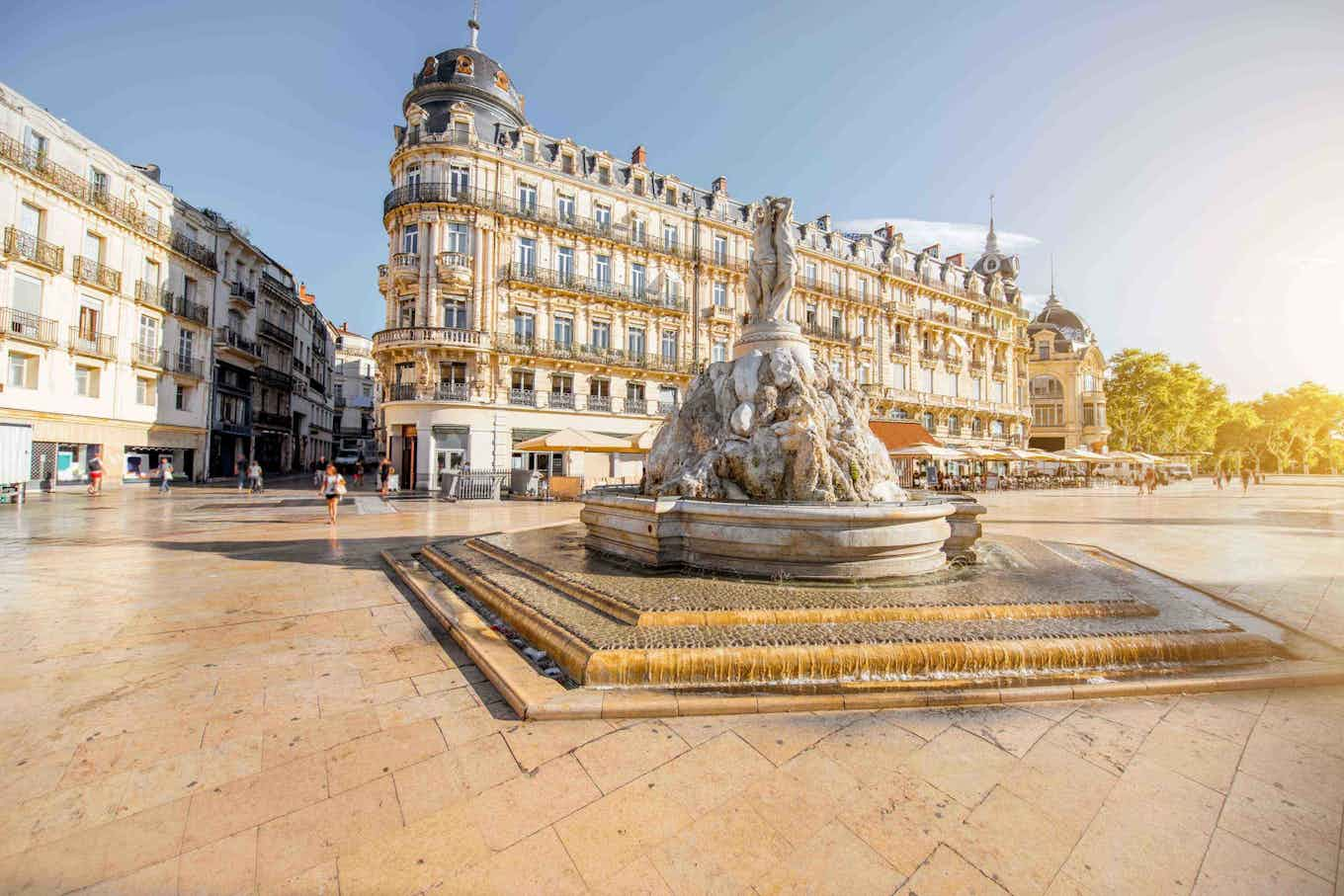 Vue sur la rue et une fontaine à Montpellier