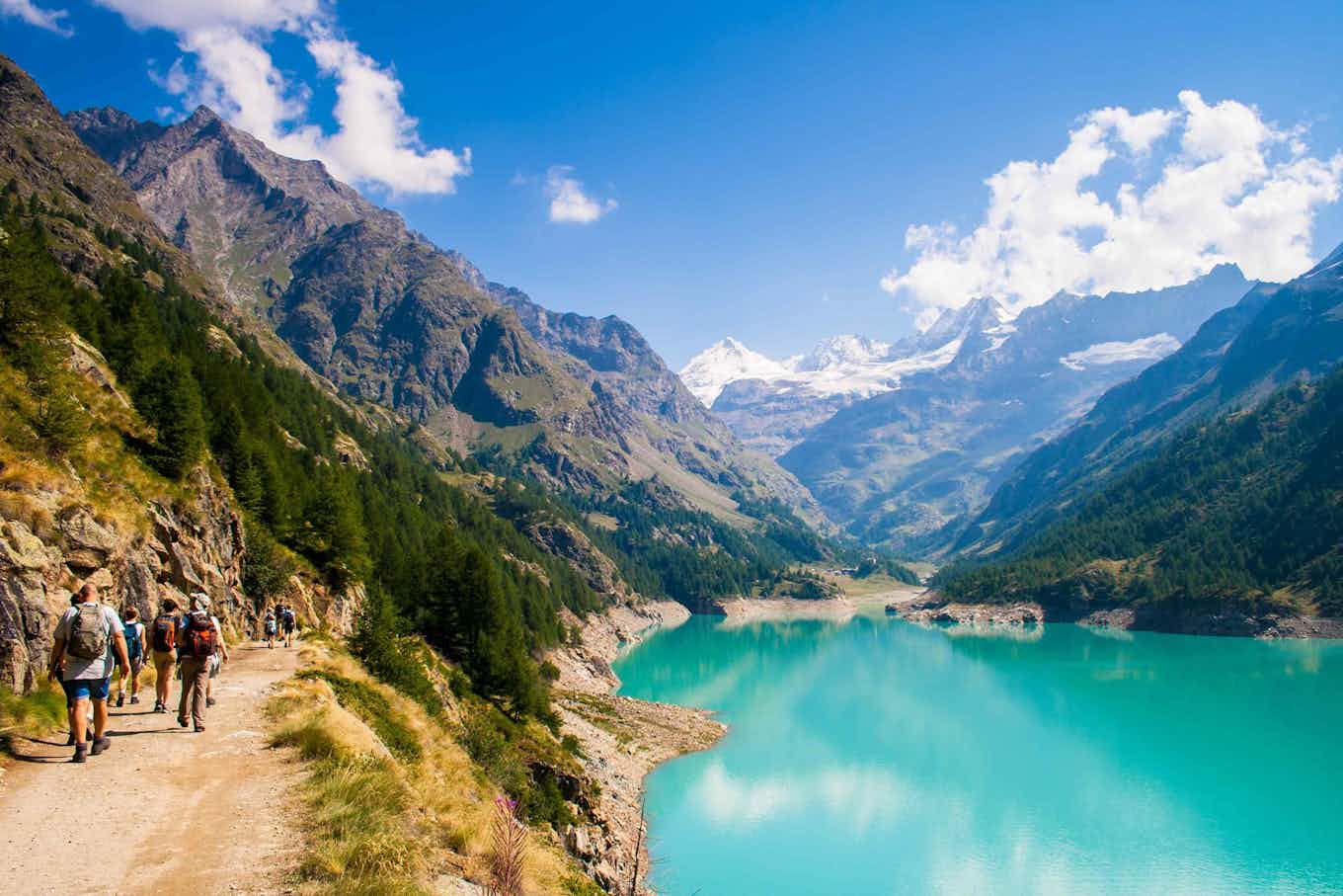 Montagne vicino al fiume