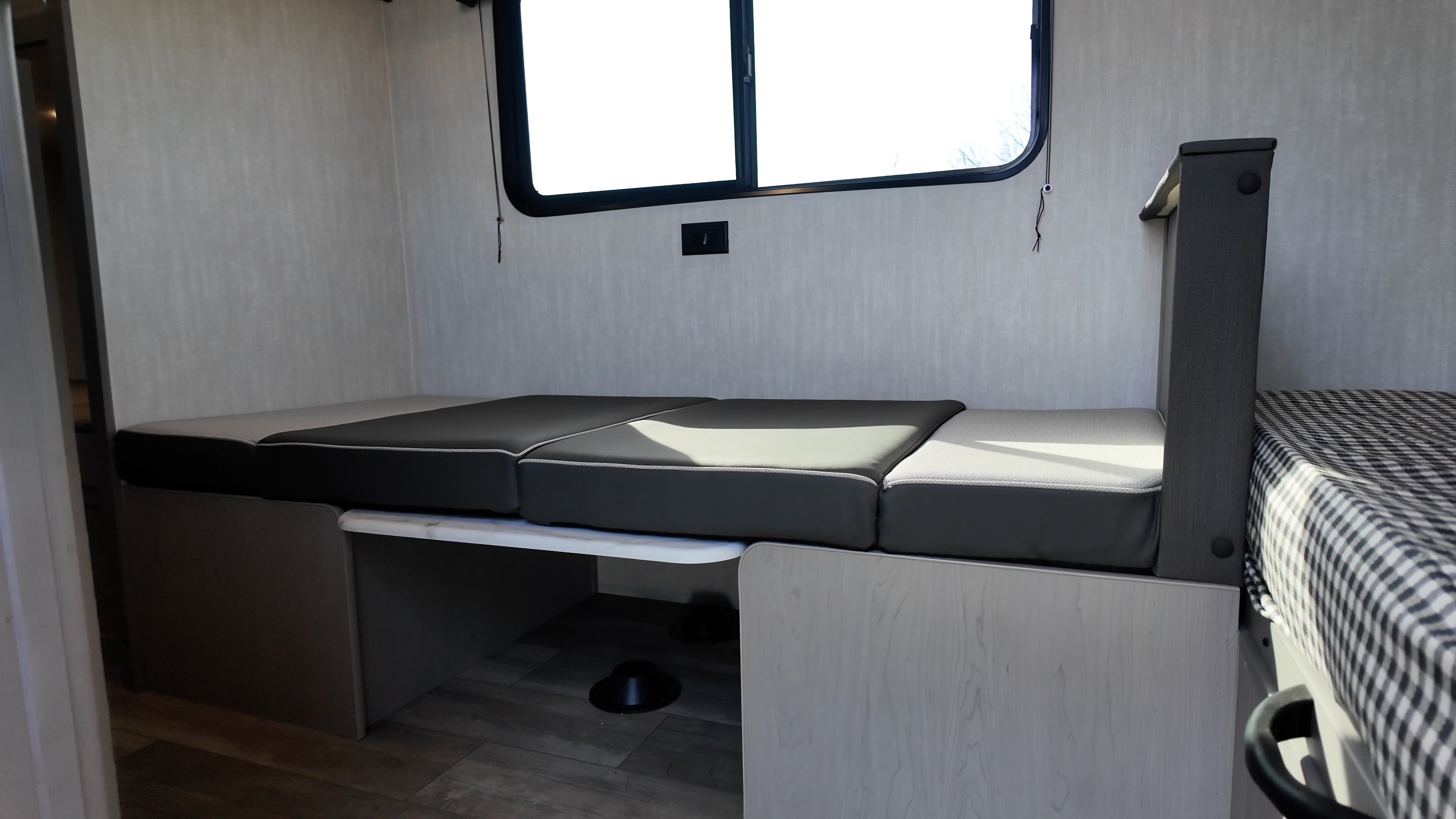 Trailer Towable NA Convertible Bed