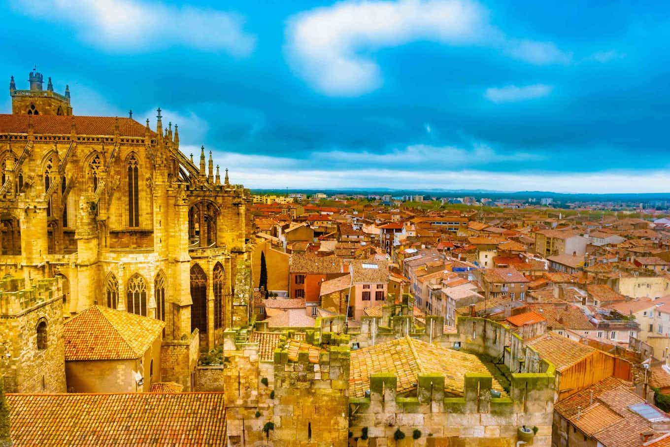 Vue ciel avec des monuments à Narbonne