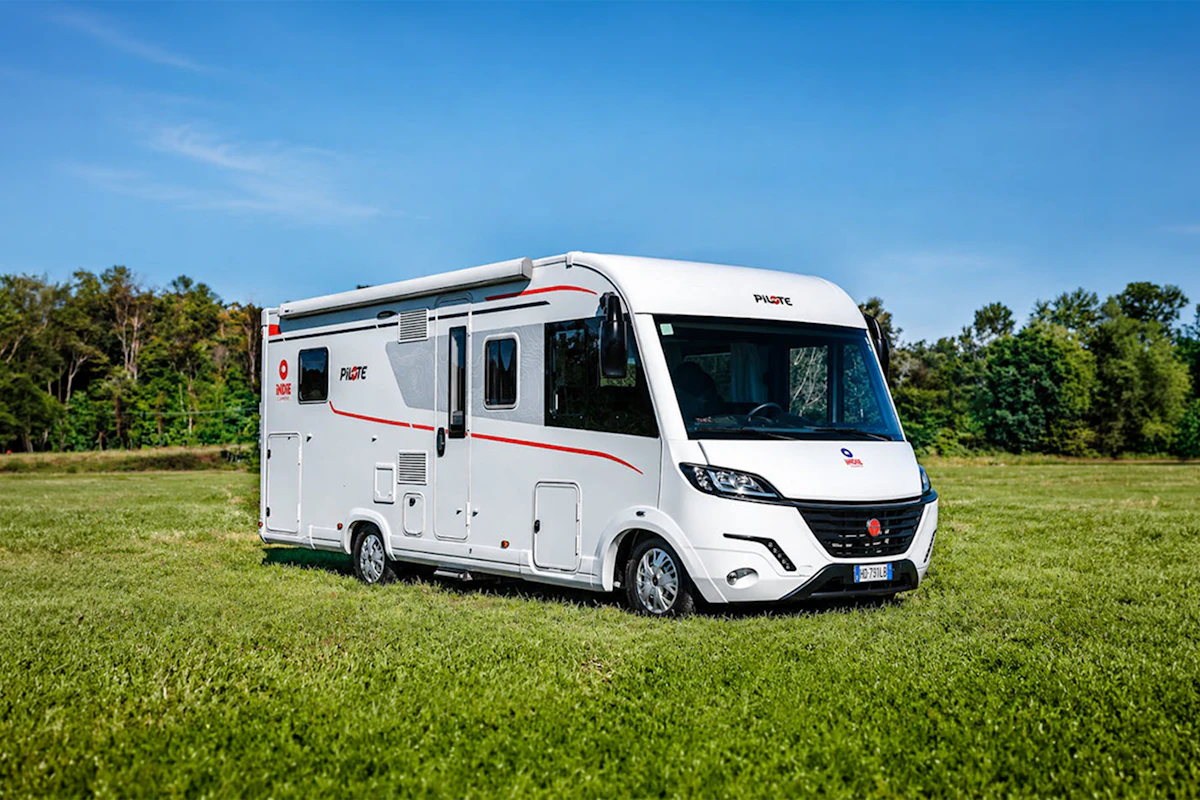 Large motorhome, front-side view, integrated cab and living space, no roof tent visible.