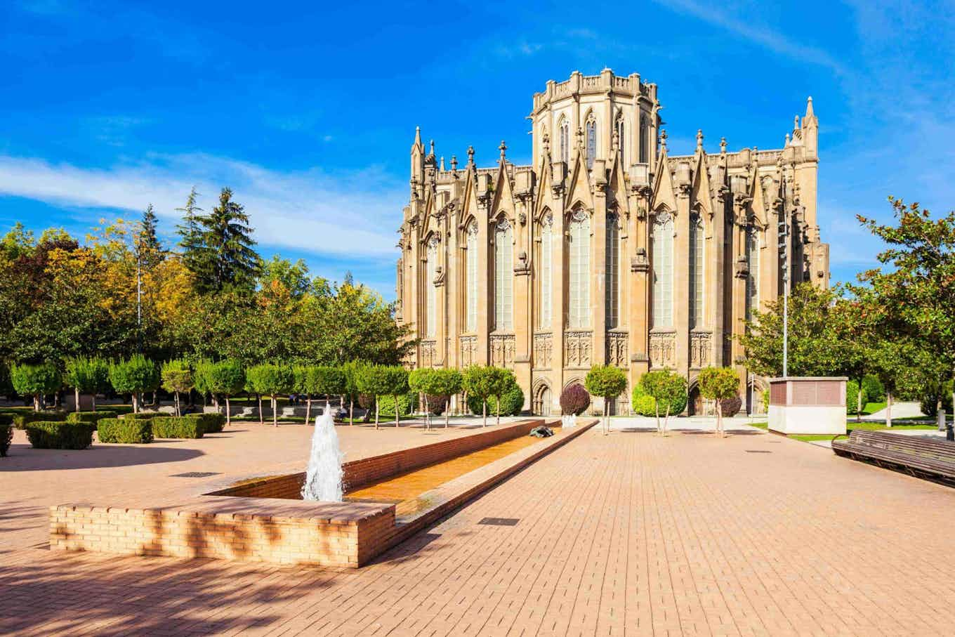 Un monumento y una fuente en Vitoria-Gasteiz.