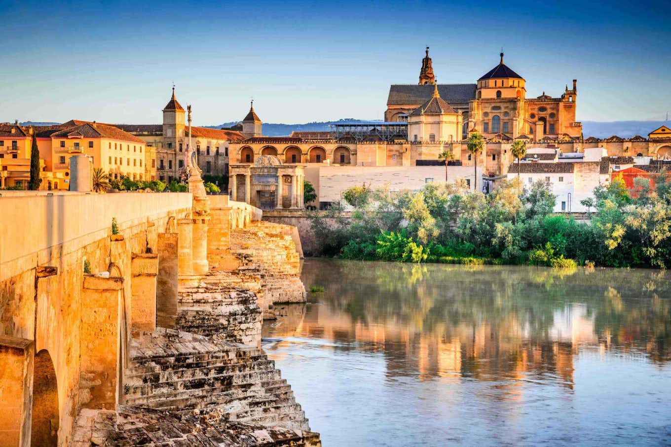 Vista de un río y edificios en Córdoba.