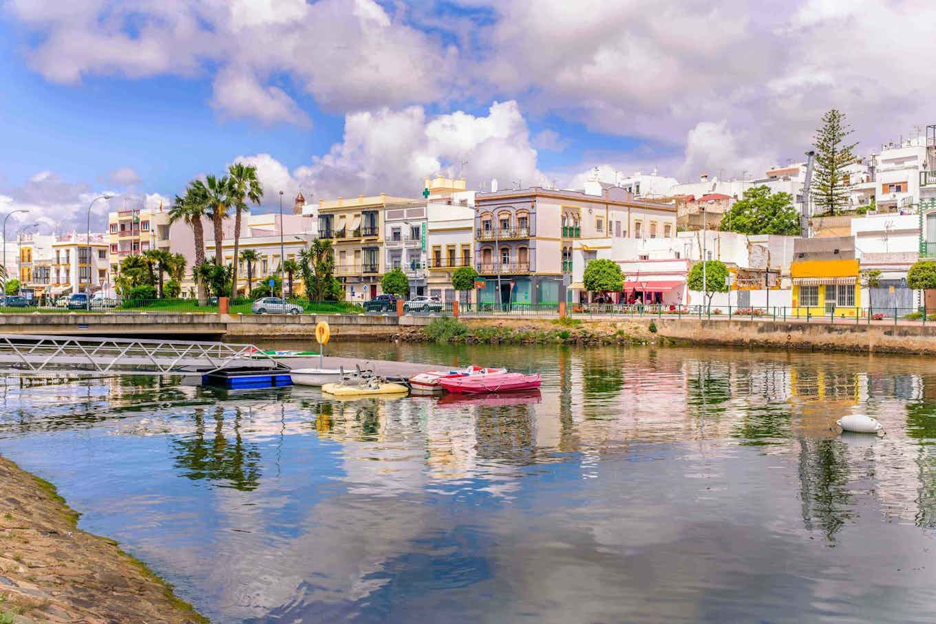 Canales de agua y lago en Huelva.